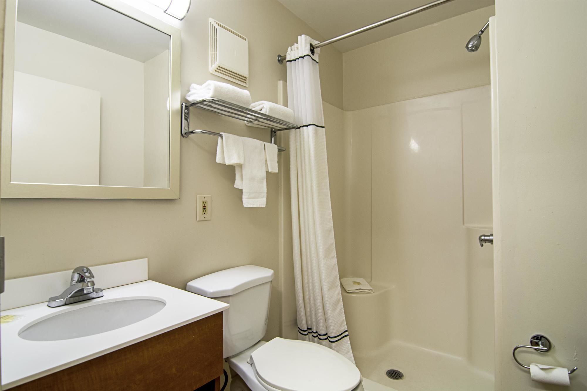 HomeTowne Studios Chicago - Waukegan