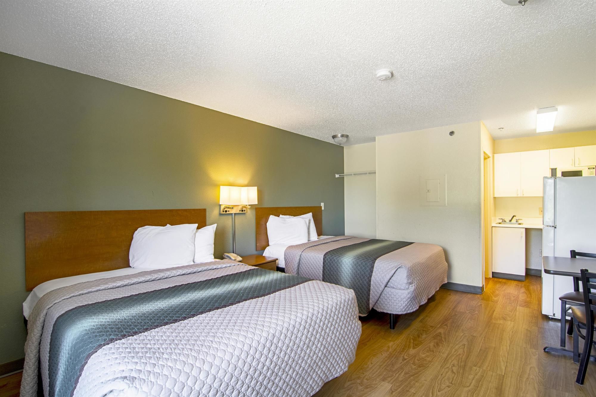 HomeTowne Studios Chicago - Waukegan