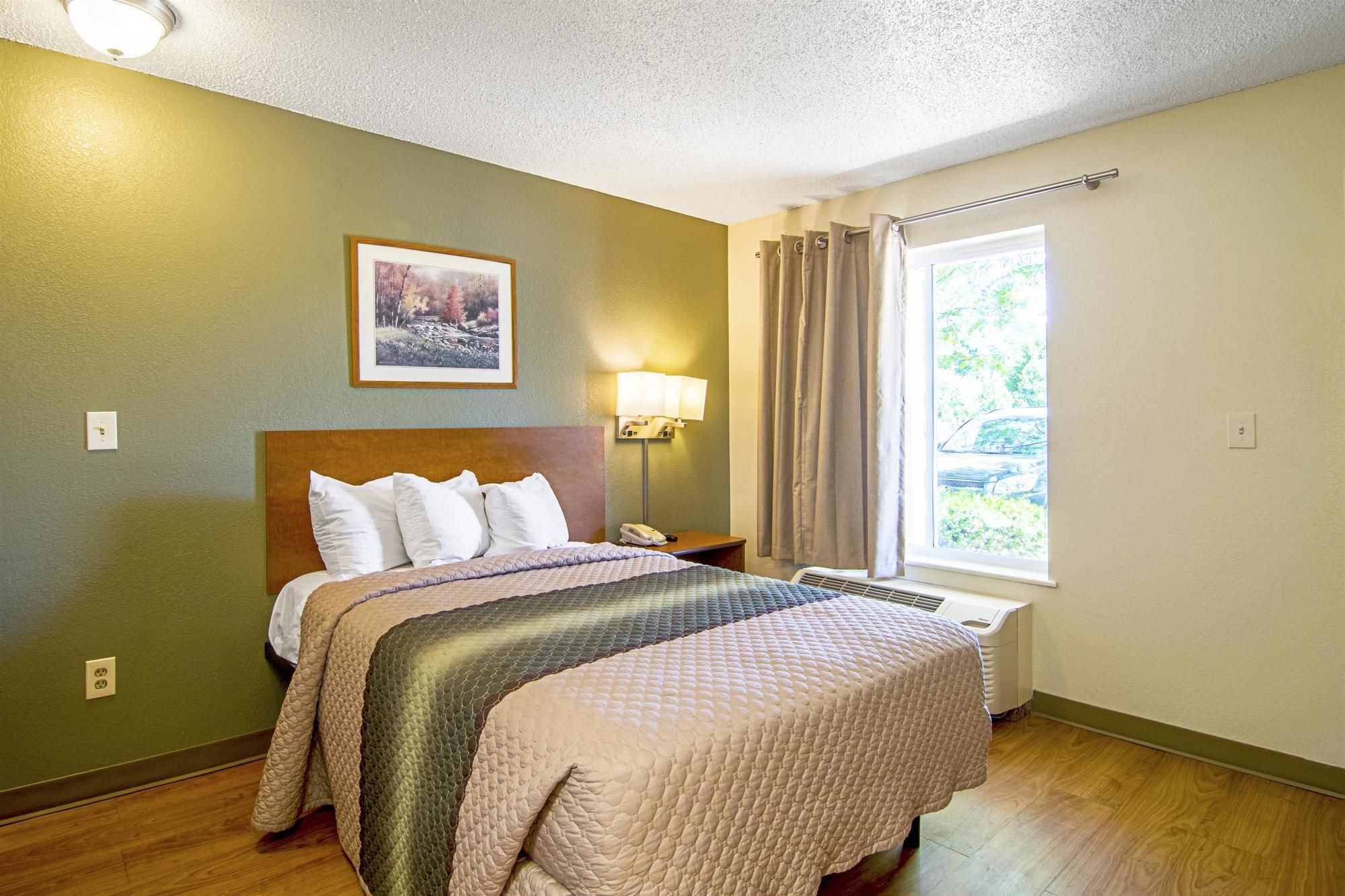 HomeTowne Studios Chicago - Waukegan