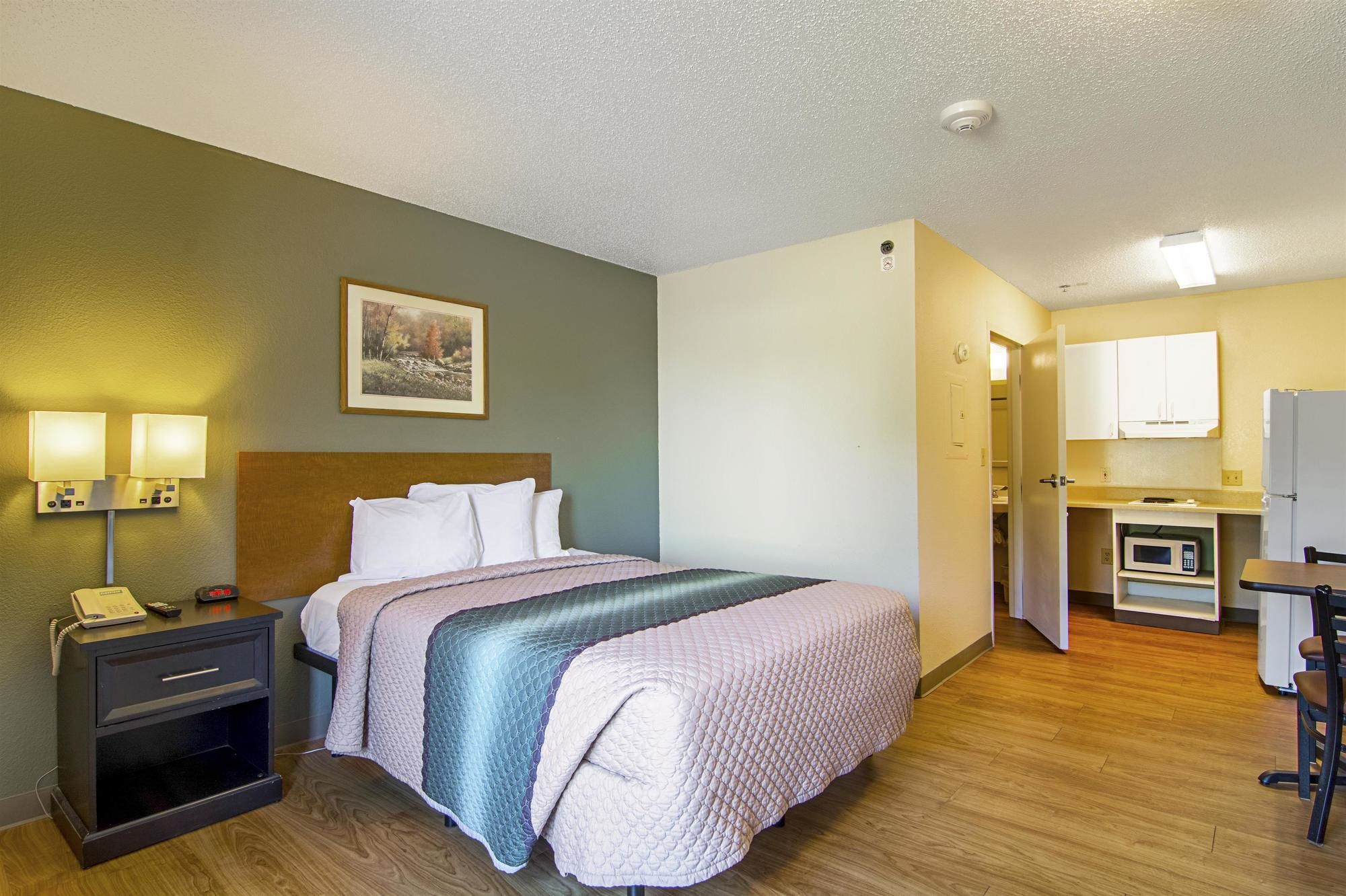 HomeTowne Studios Chicago - Waukegan