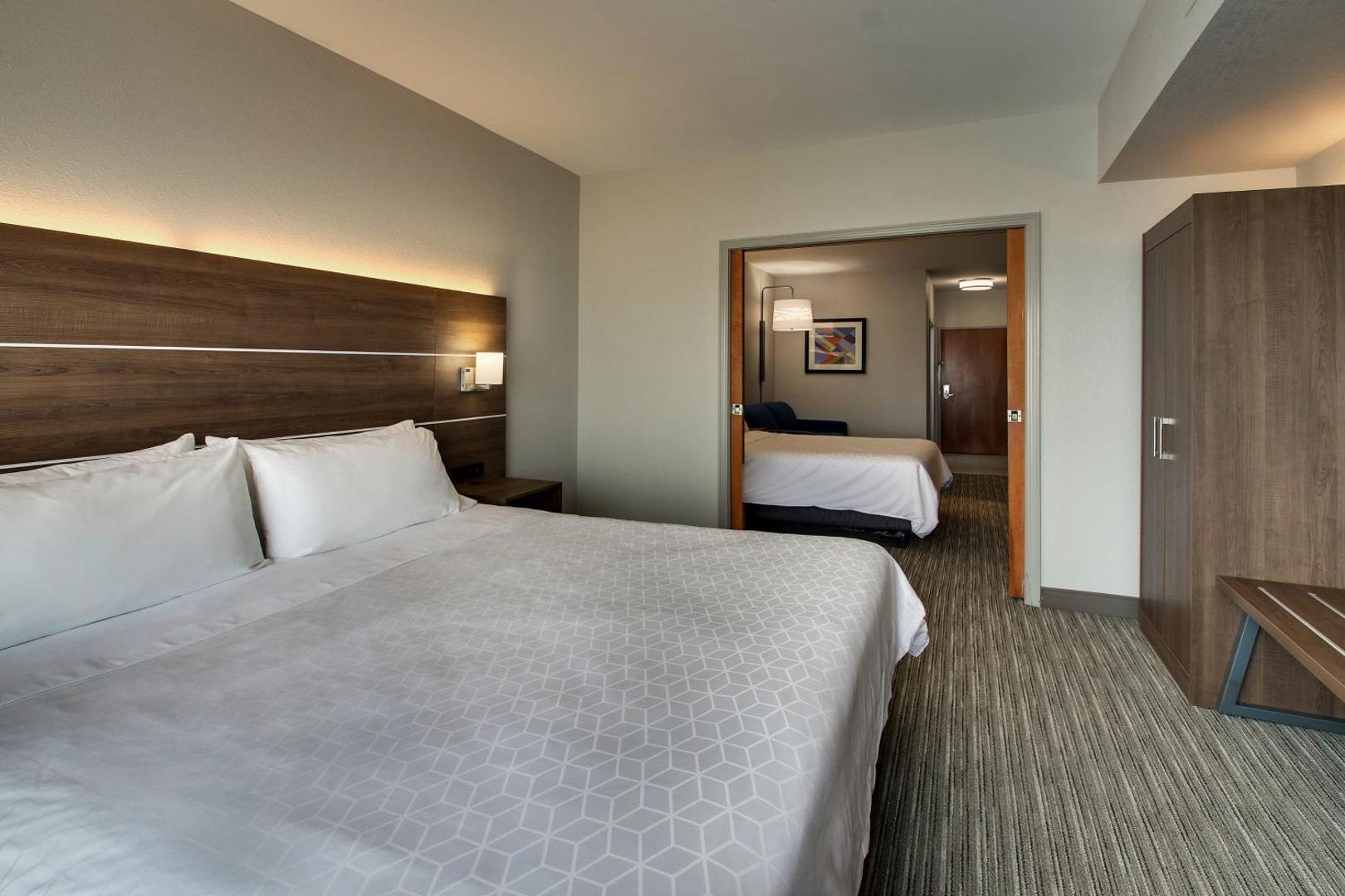 Holiday Inn Express & Suites Chicago North-Waukegan-Gurnee