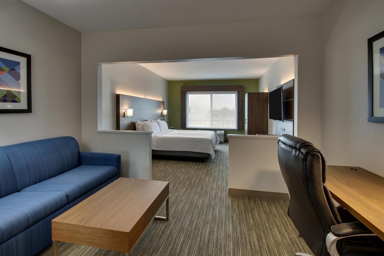 Holiday Inn Express & Suites Chicago North-Waukegan-Gurnee
