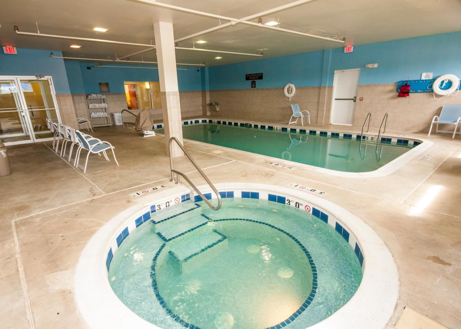Holiday Inn Express & Suites Chicago North-Waukegan-Gurnee