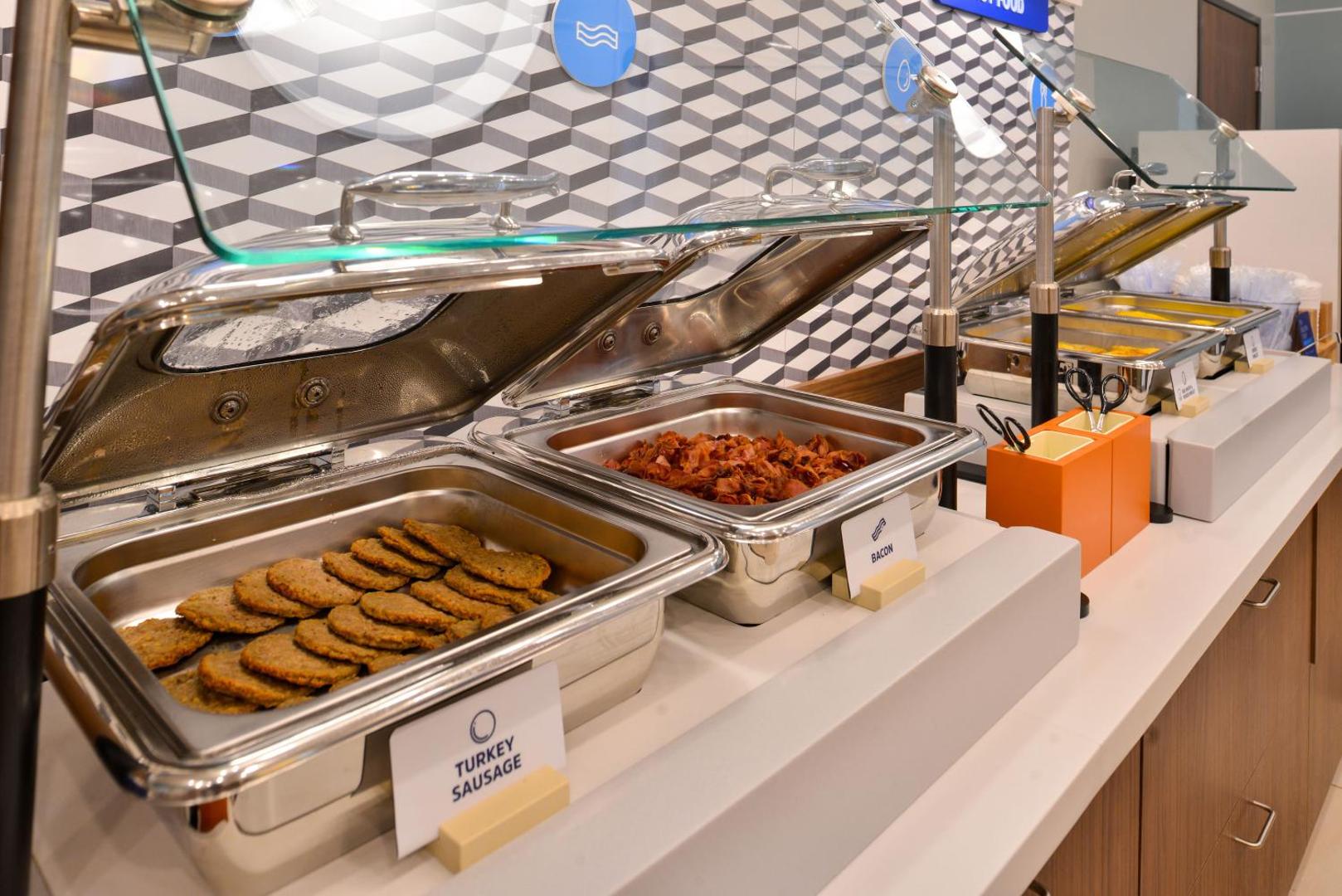 Holiday Inn Express & Suites Chicago North-Waukegan-Gurnee