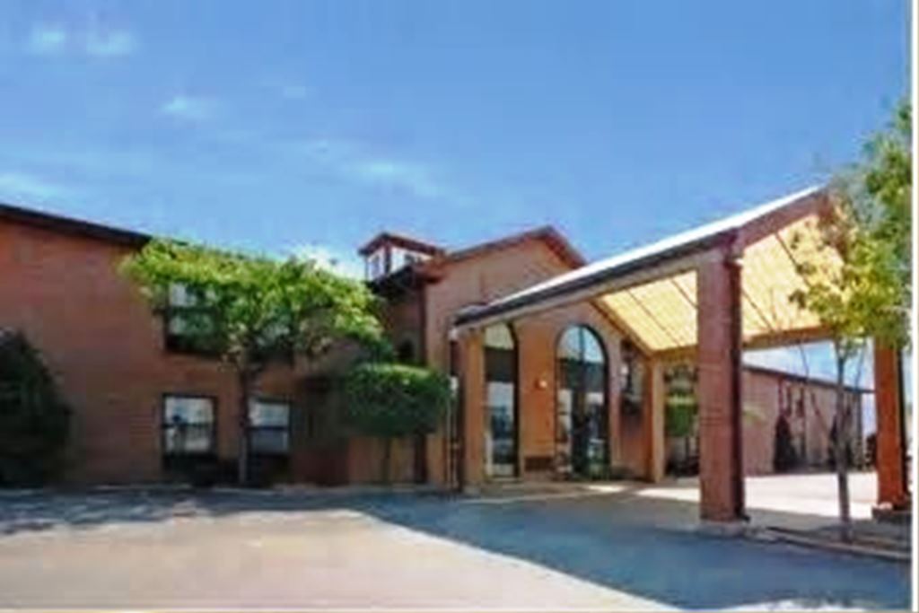 Howard Johnson by Wyndham Waukegan Great Lakes