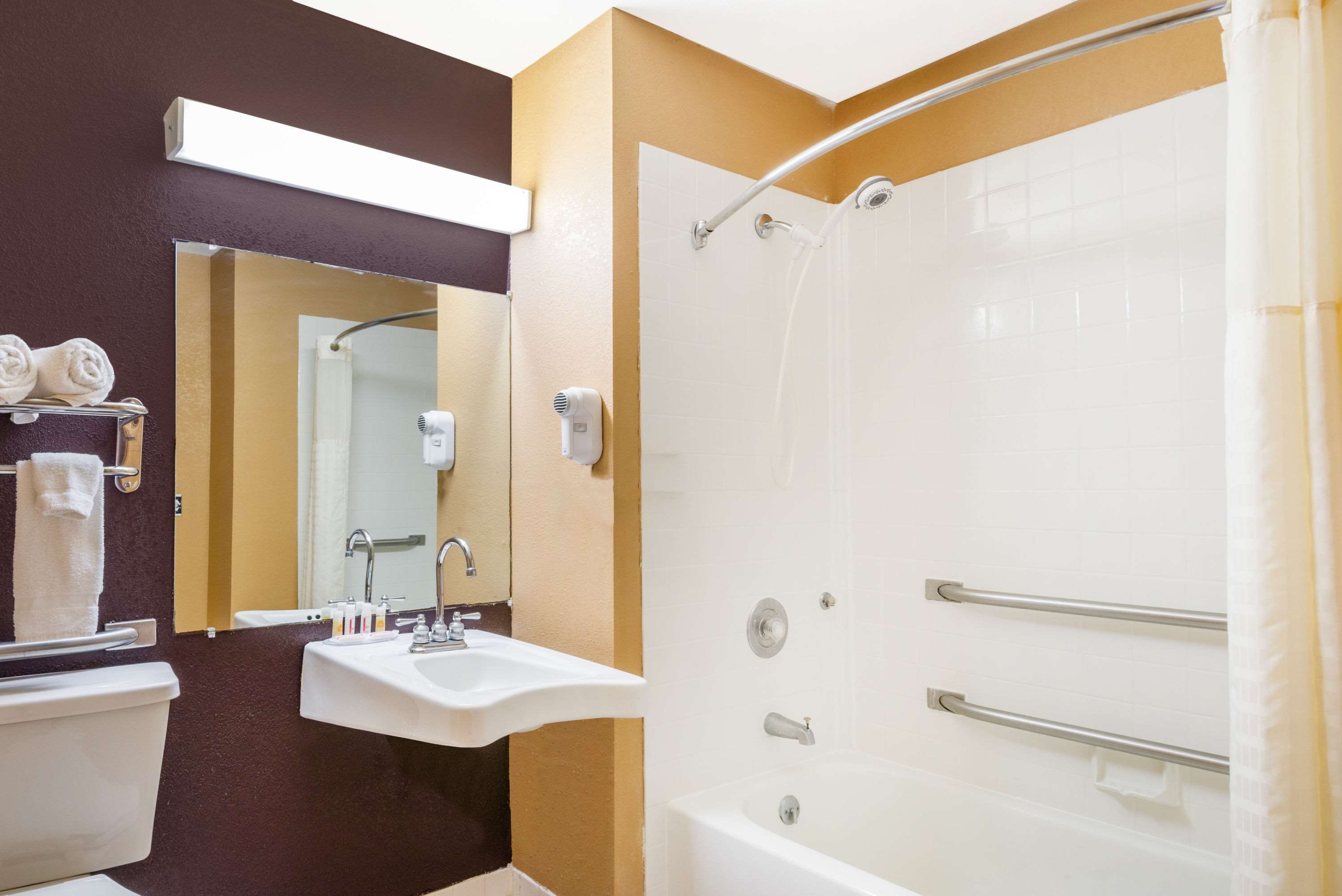 Days Inn by Wyndham Anderson IN