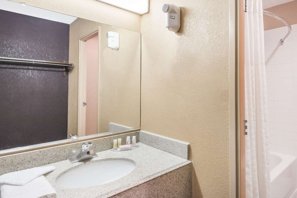 Days Inn by Wyndham Anderson IN