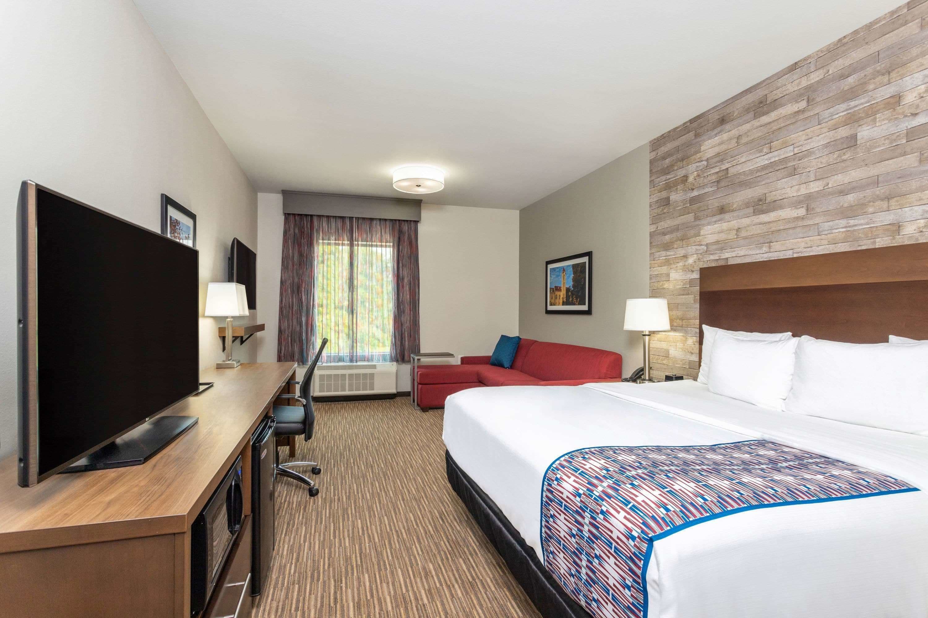 La Quinta Inn & Suites by Wyndham Bloomington