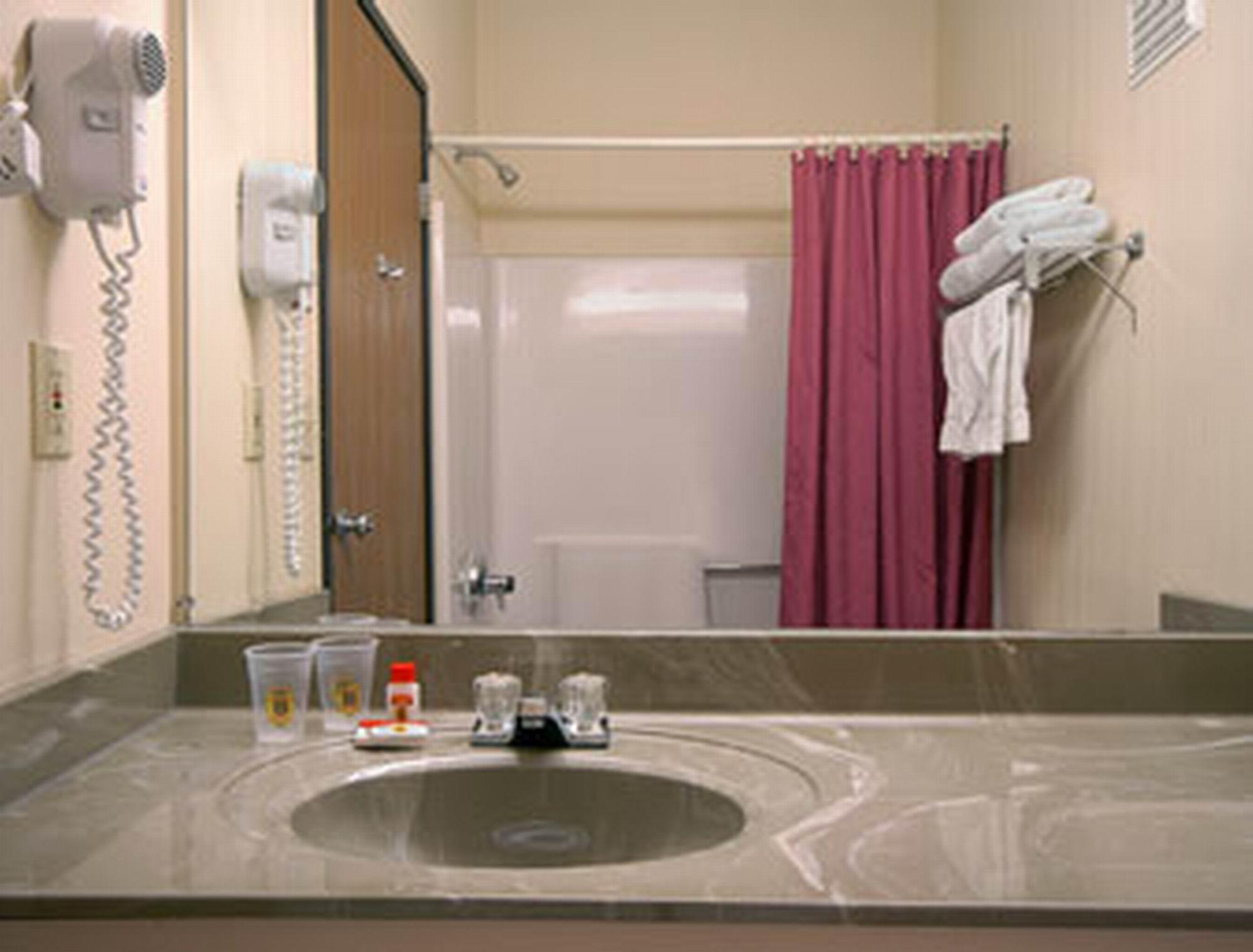 Super 8 by Wyndham Bloomington