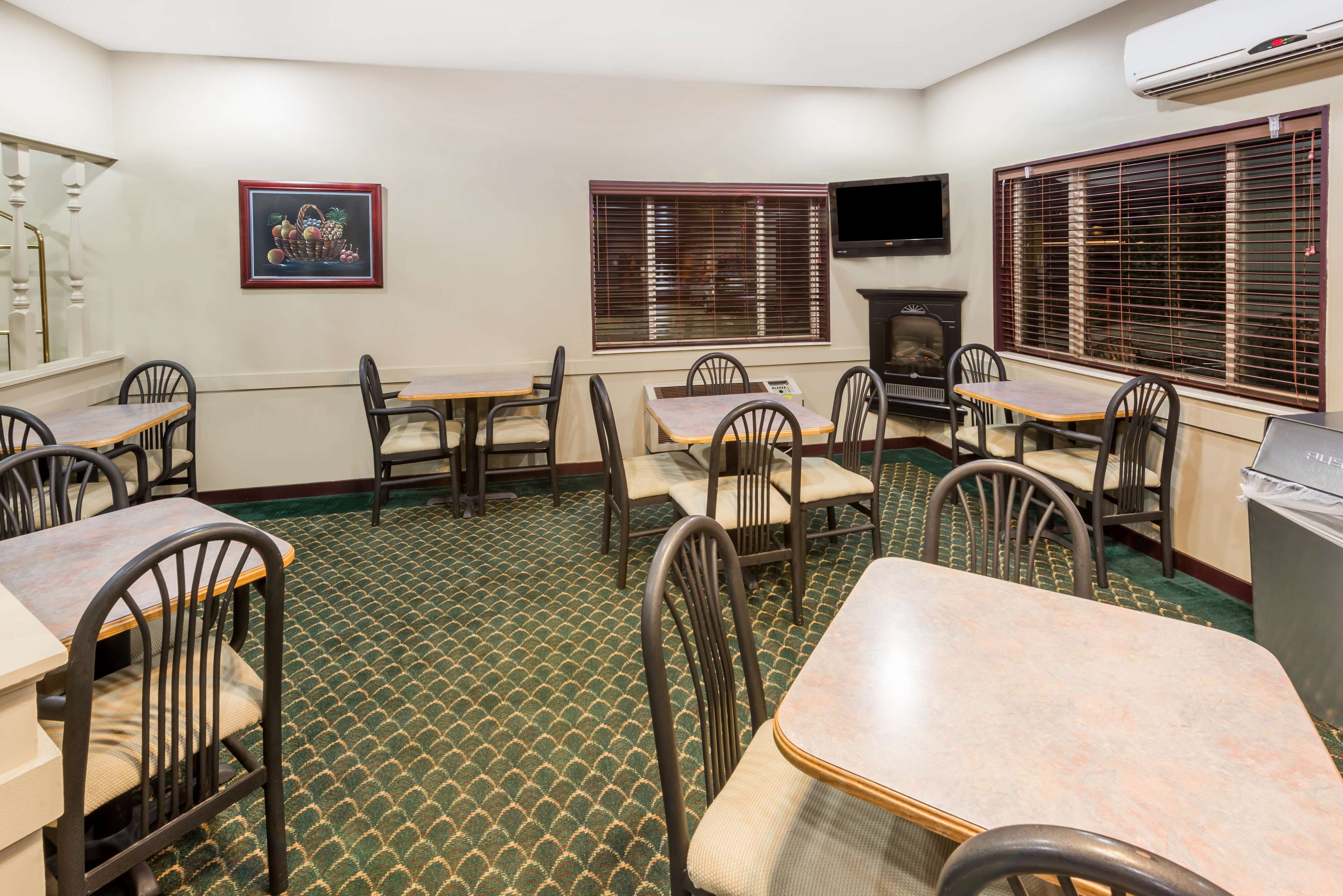Super 8 by Wyndham Bloomington