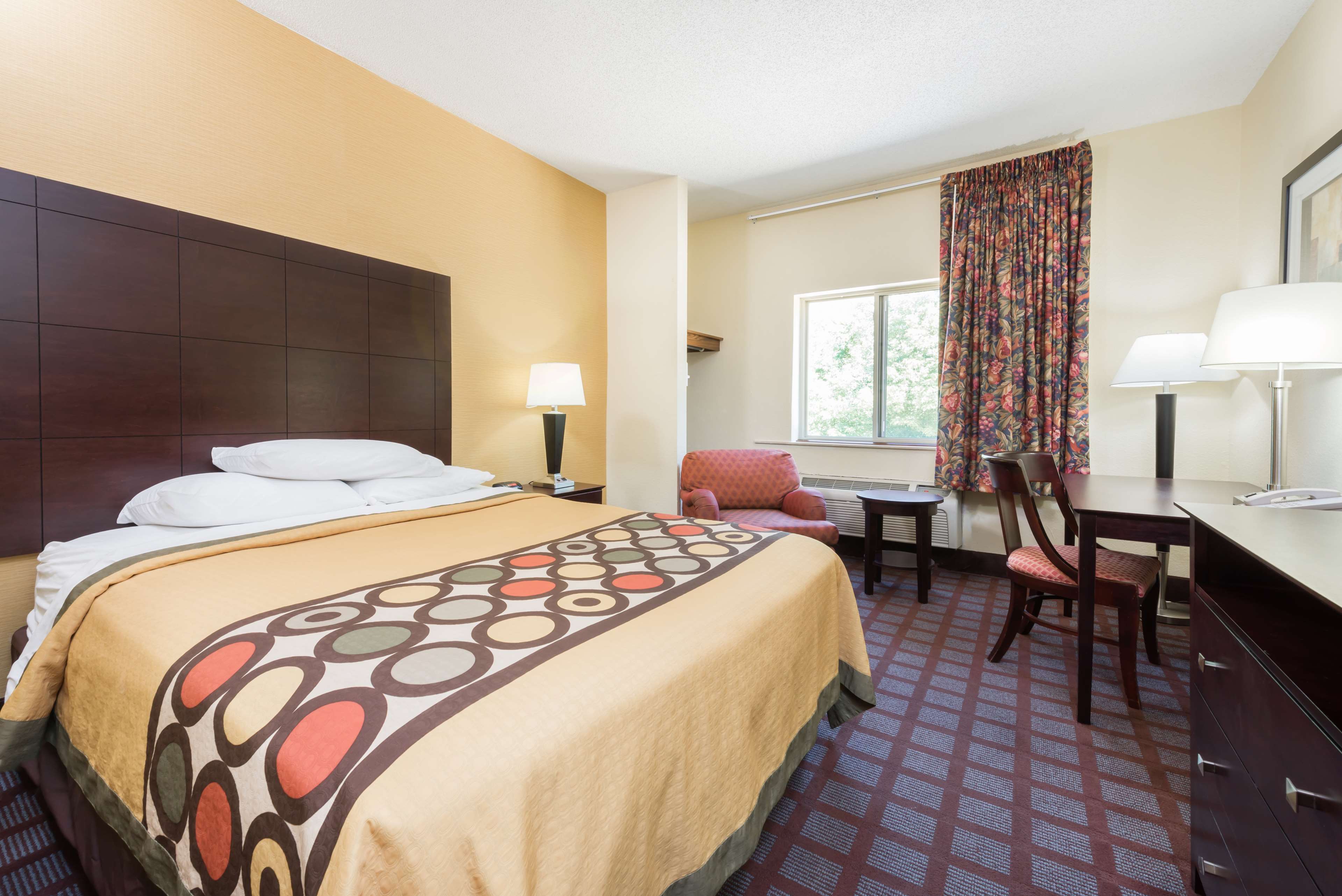 Super 8 by Wyndham Bloomington