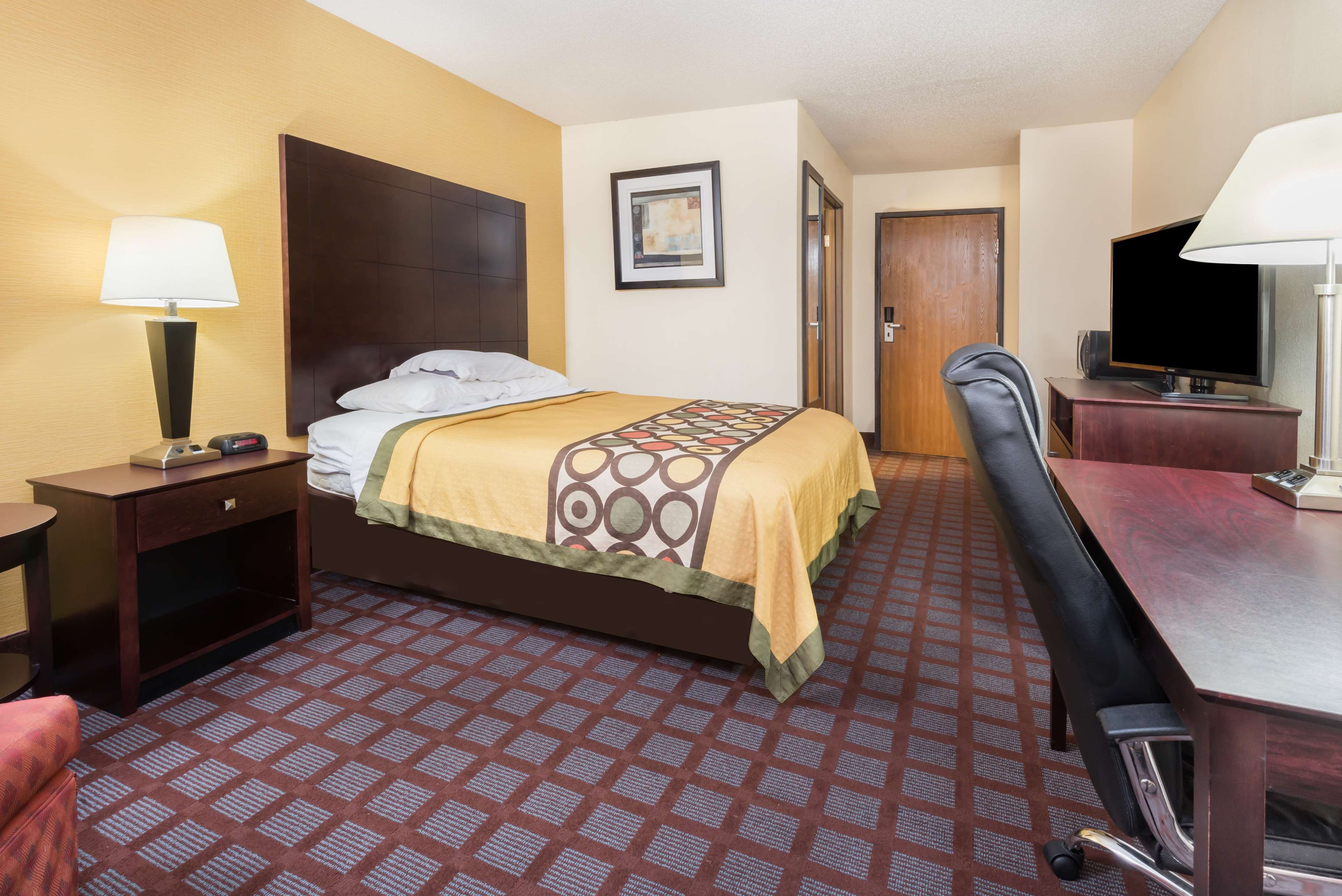 Super 8 by Wyndham Bloomington