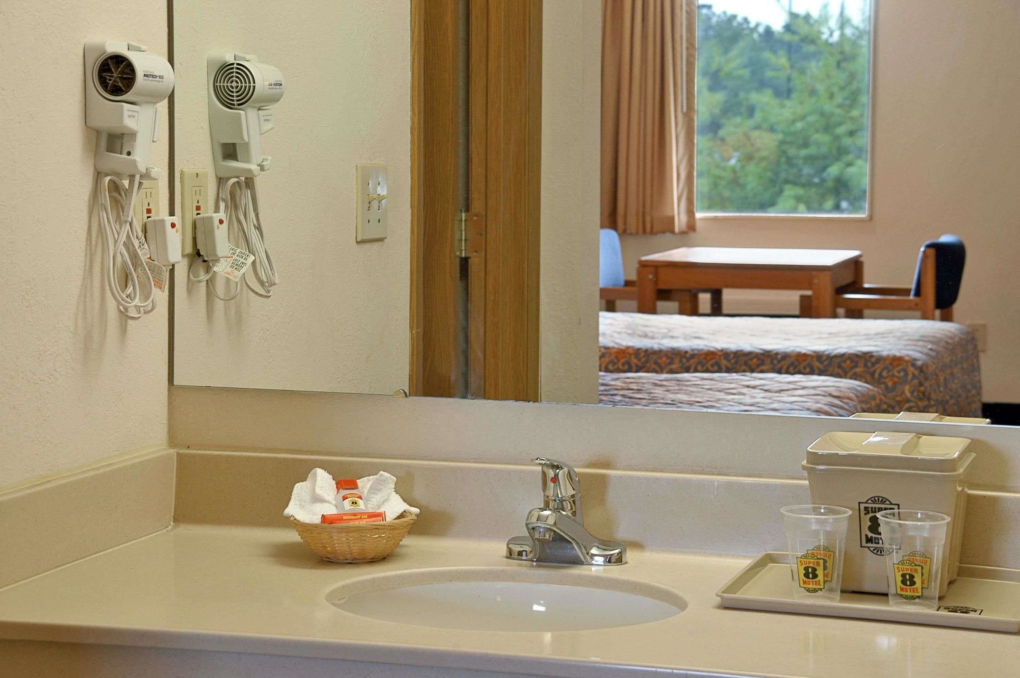 Super 8 by Wyndham Brownsburg