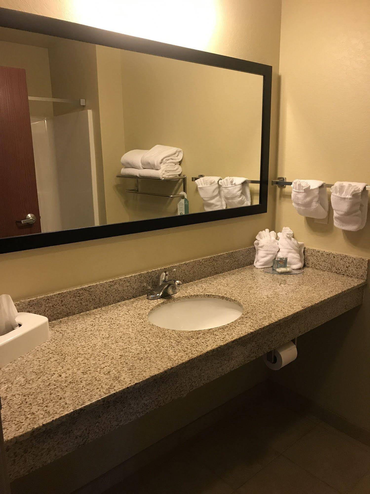 Cobblestone Hotel & Suites - Charlestown