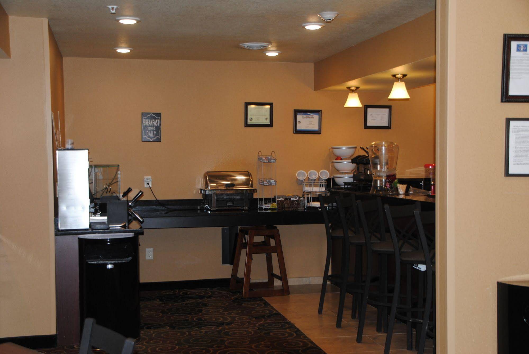 Cobblestone Hotel & Suites - Charlestown