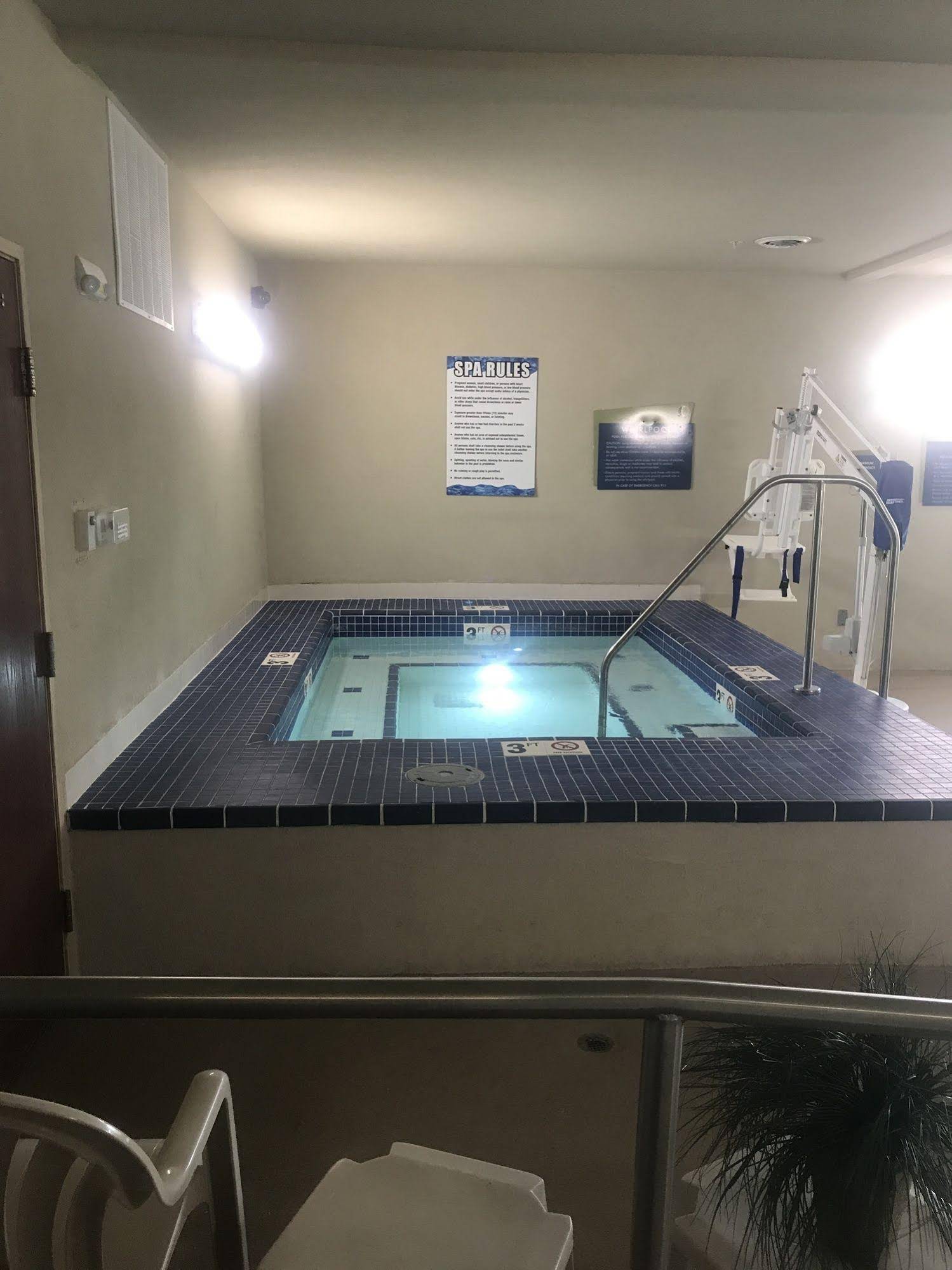 Cobblestone Hotel & Suites - Charlestown