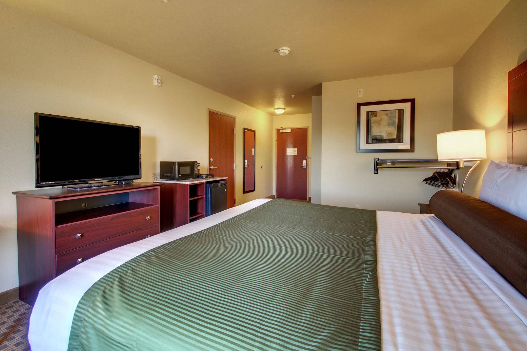 Cobblestone Hotel & Suites - Charlestown