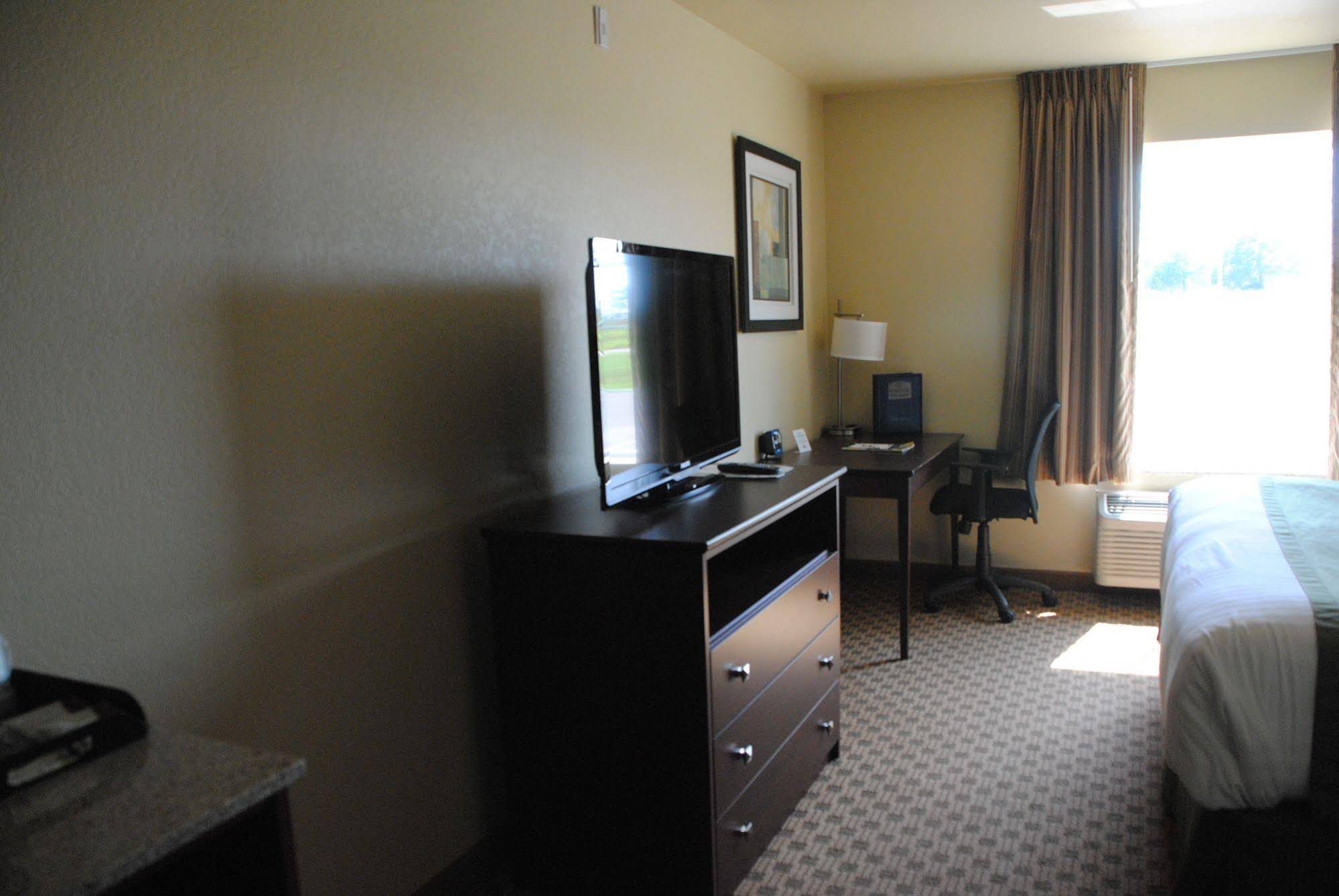 Cobblestone Hotel & Suites - Charlestown