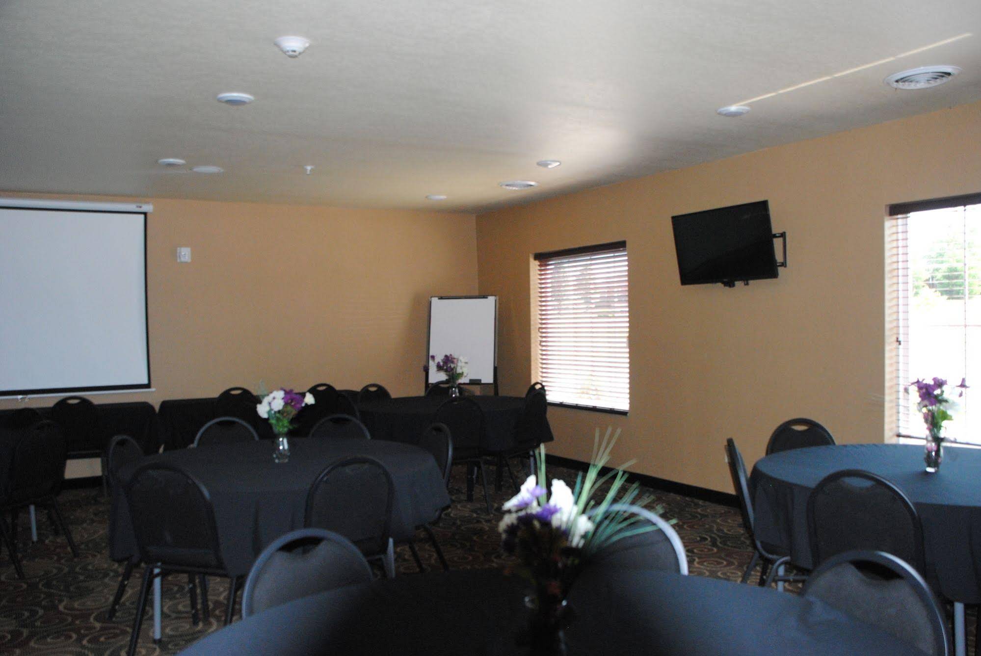 Cobblestone Hotel & Suites - Charlestown