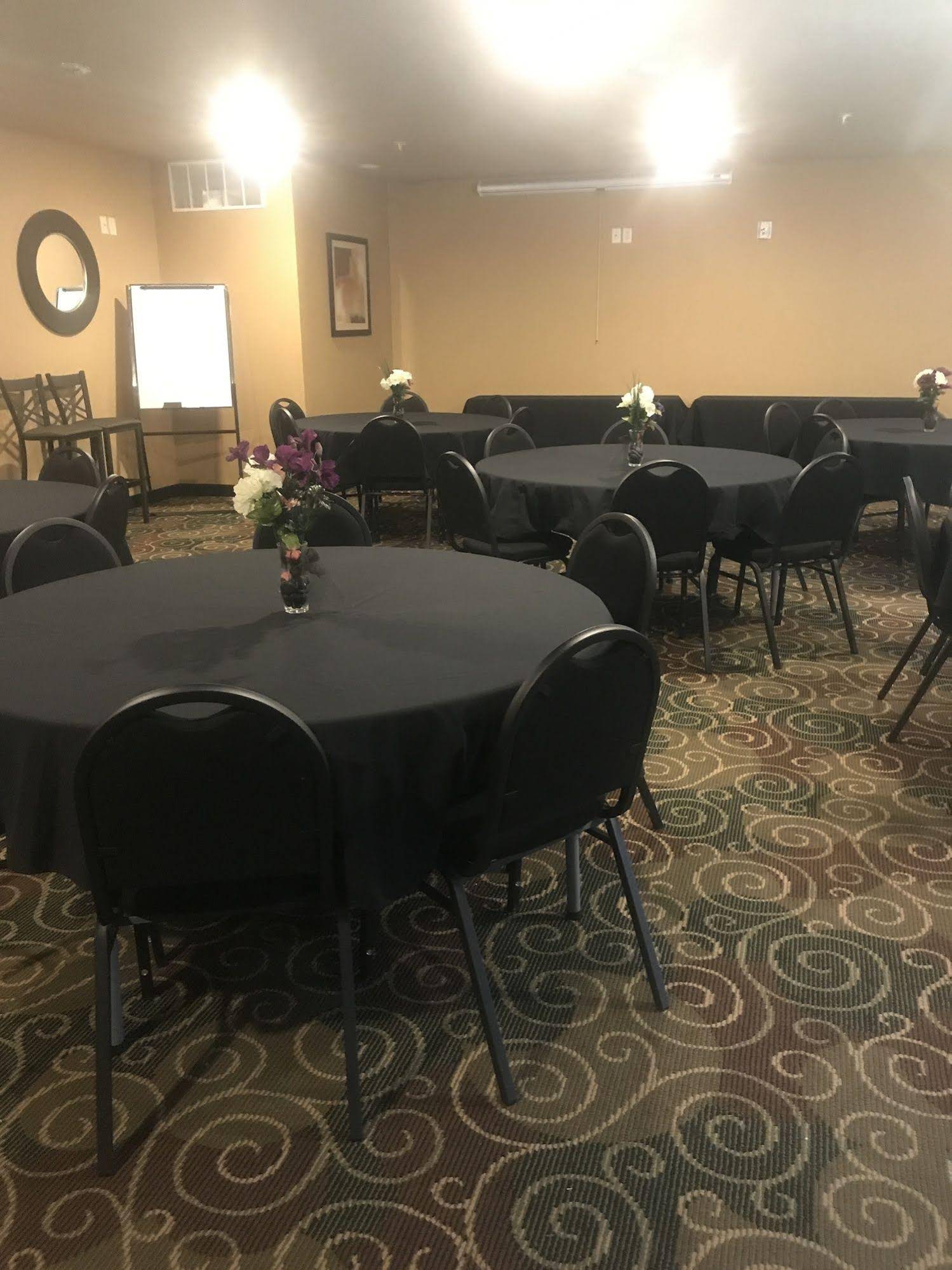 Cobblestone Hotel & Suites - Charlestown