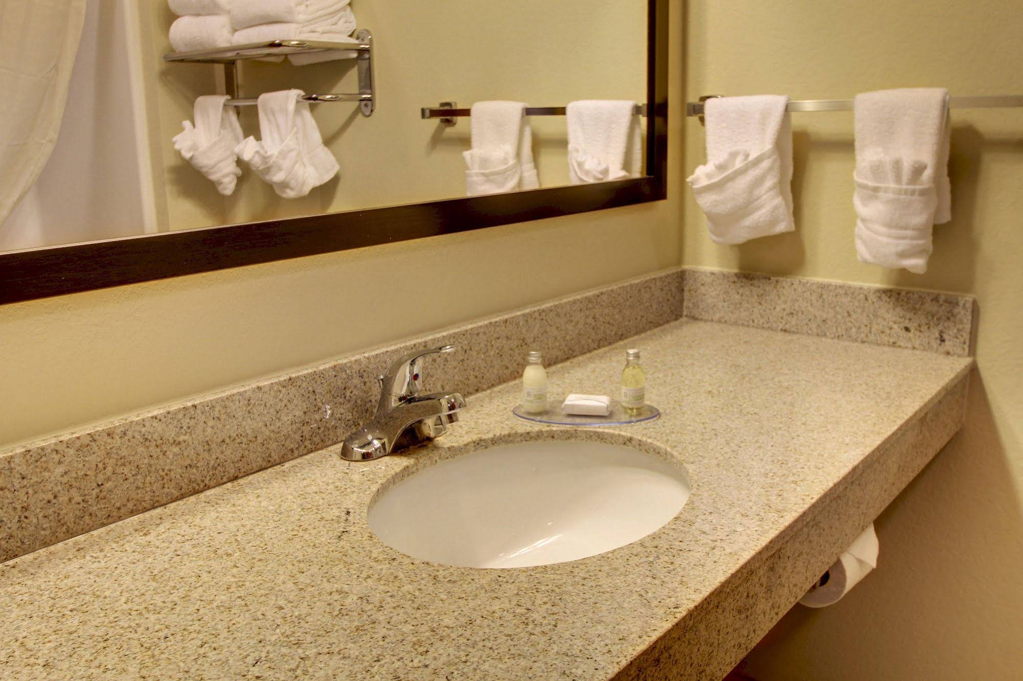 Cobblestone Hotel & Suites - Charlestown