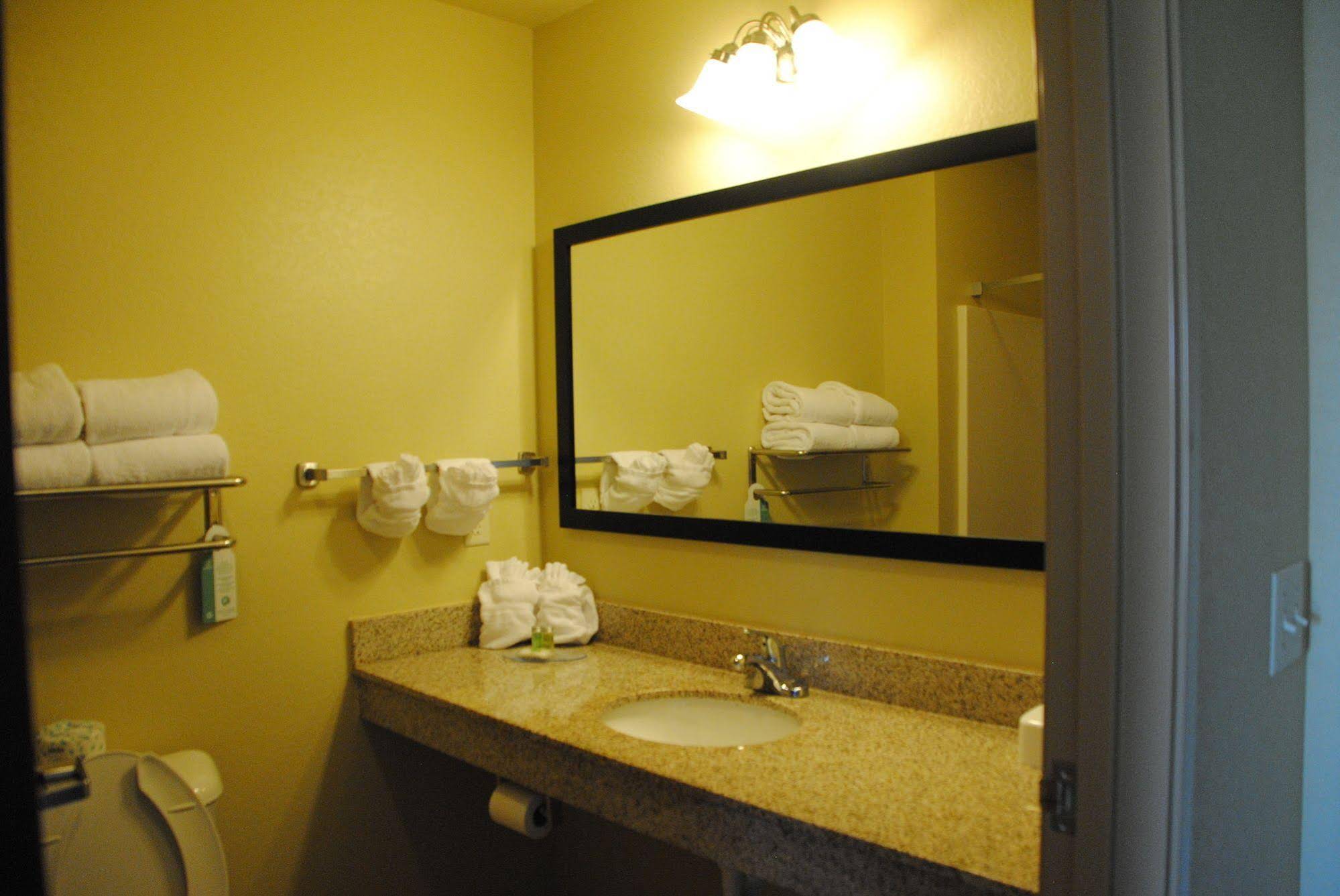 Cobblestone Hotel & Suites - Charlestown