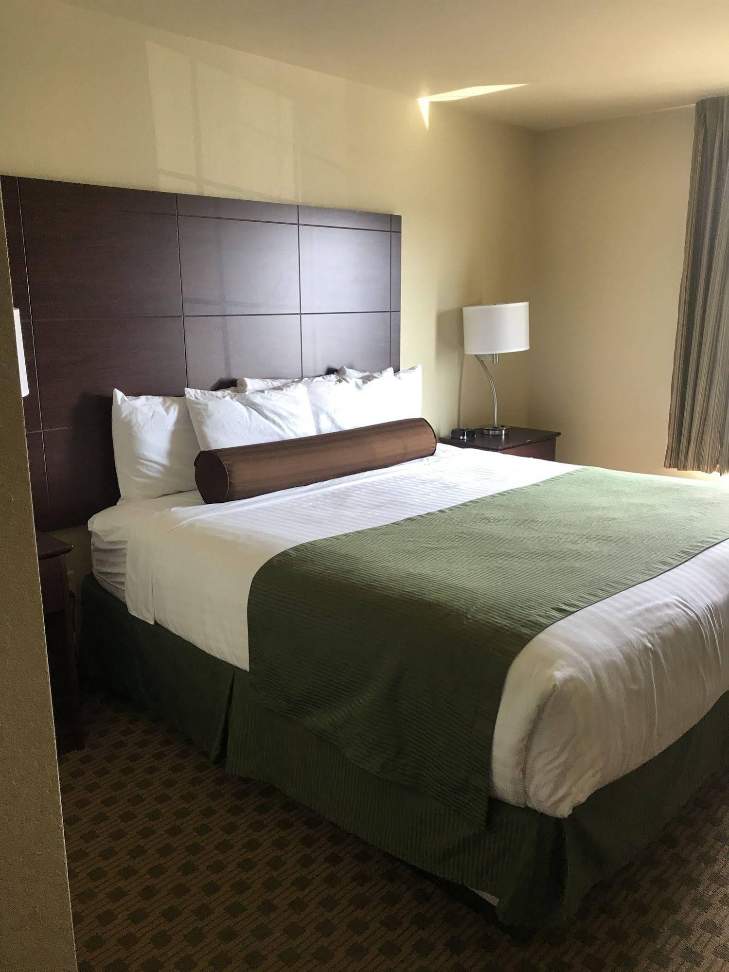 Cobblestone Hotel & Suites - Charlestown