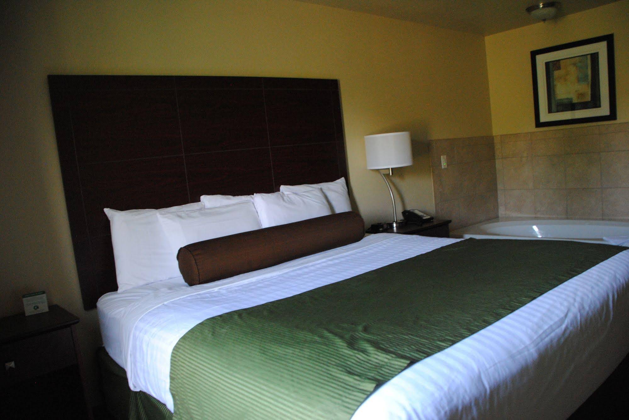 Cobblestone Hotel & Suites - Charlestown