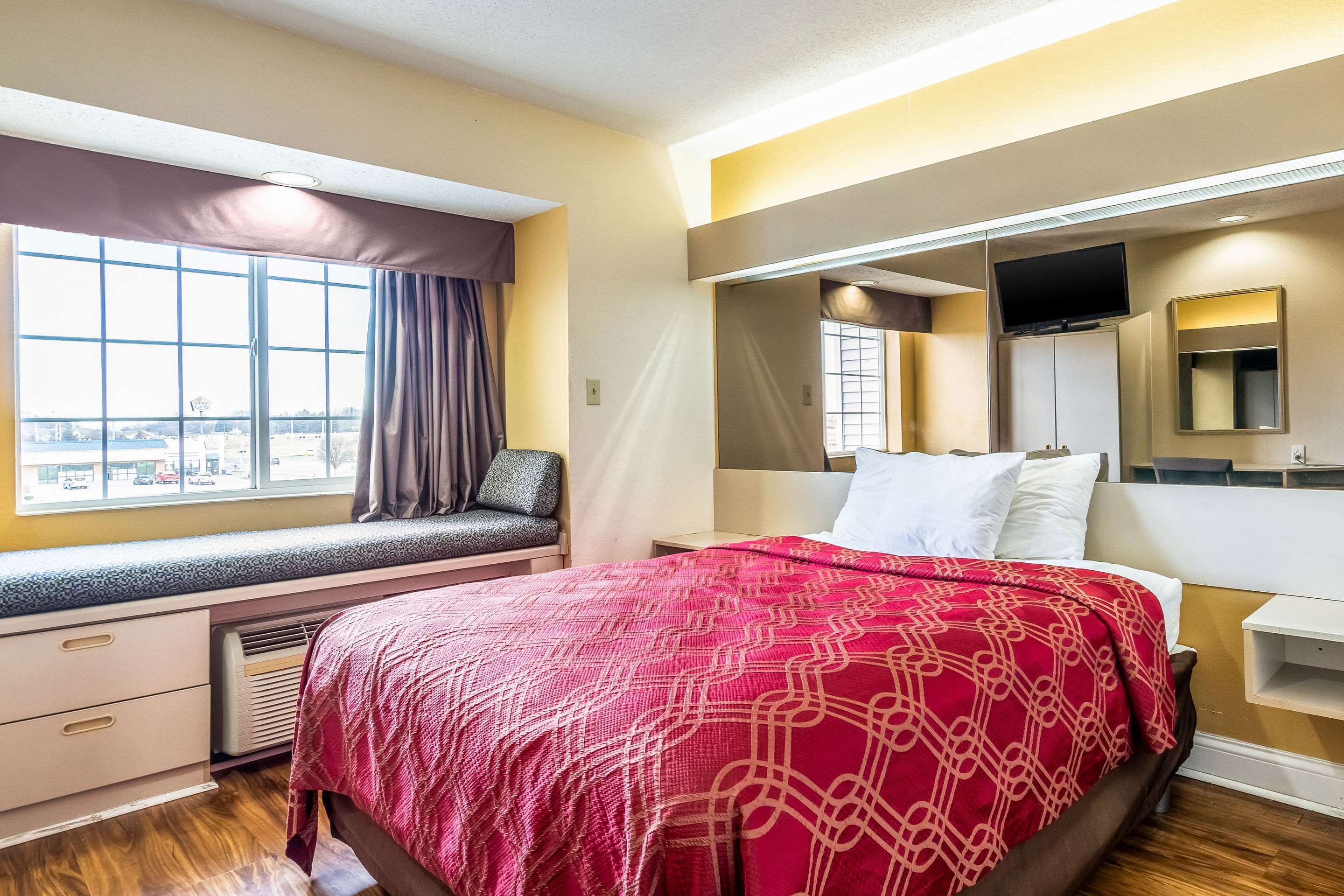 Econo Lodge Inn & Suites