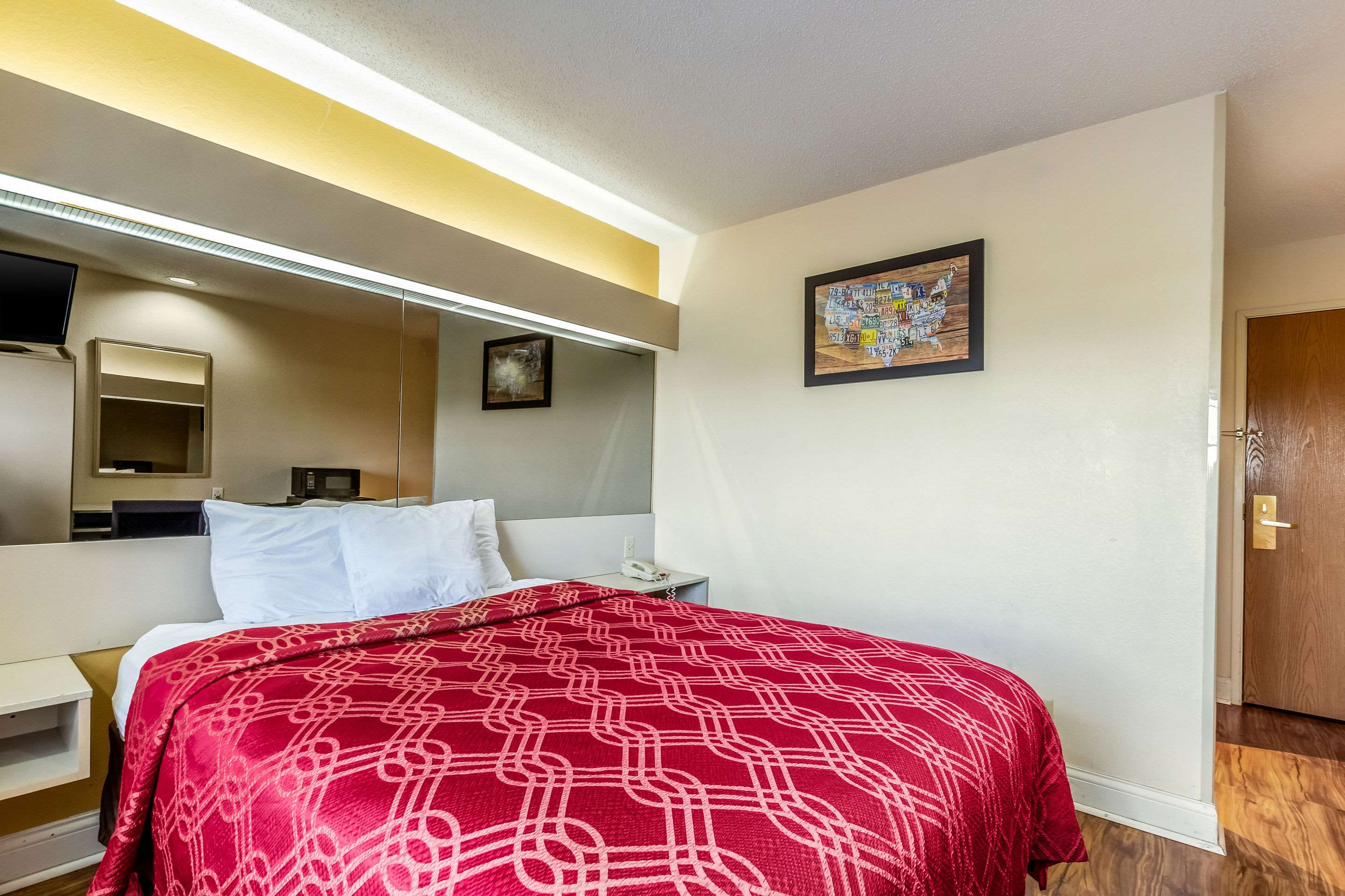Econo Lodge Inn & Suites