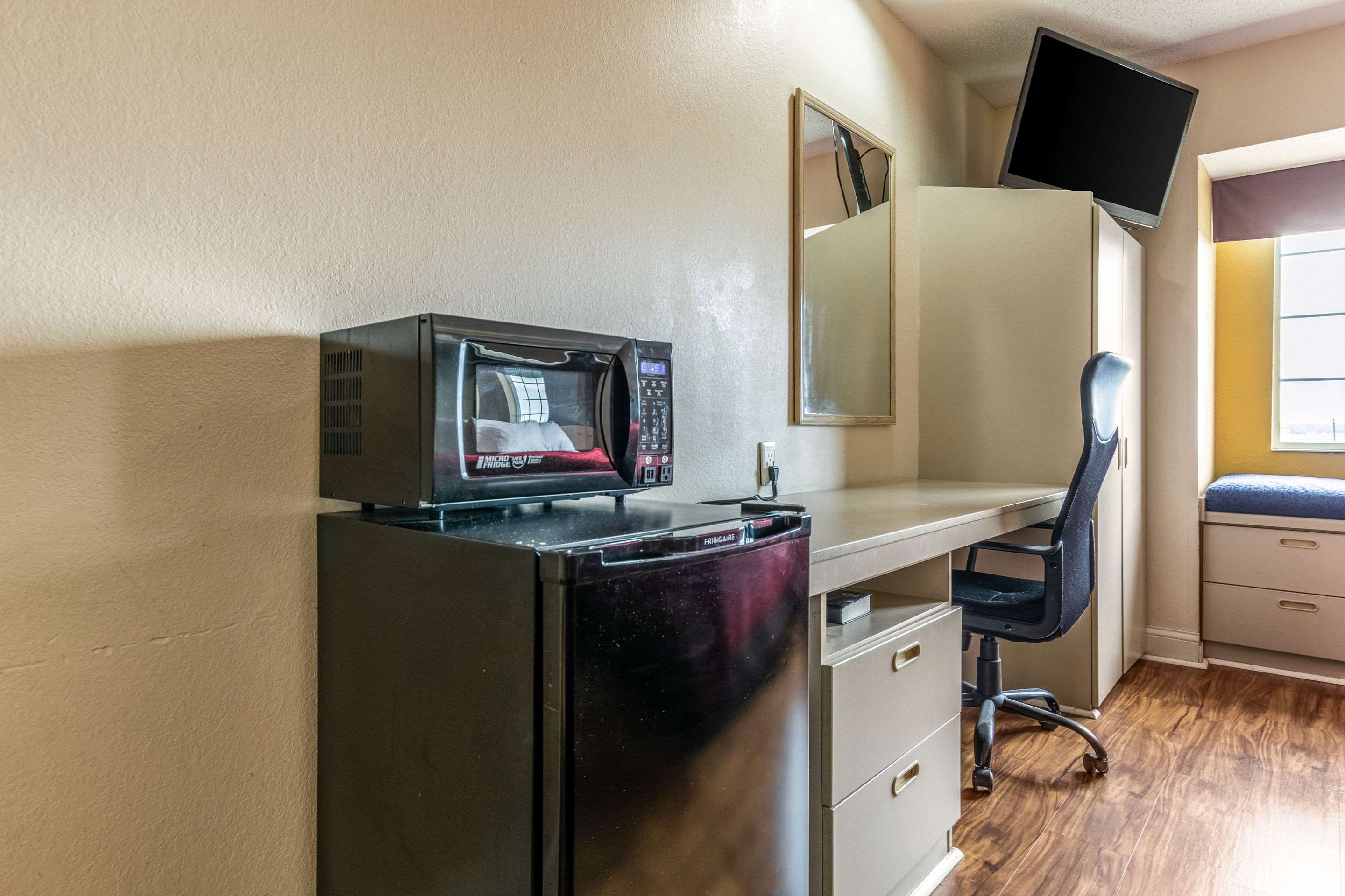 Econo Lodge Inn & Suites