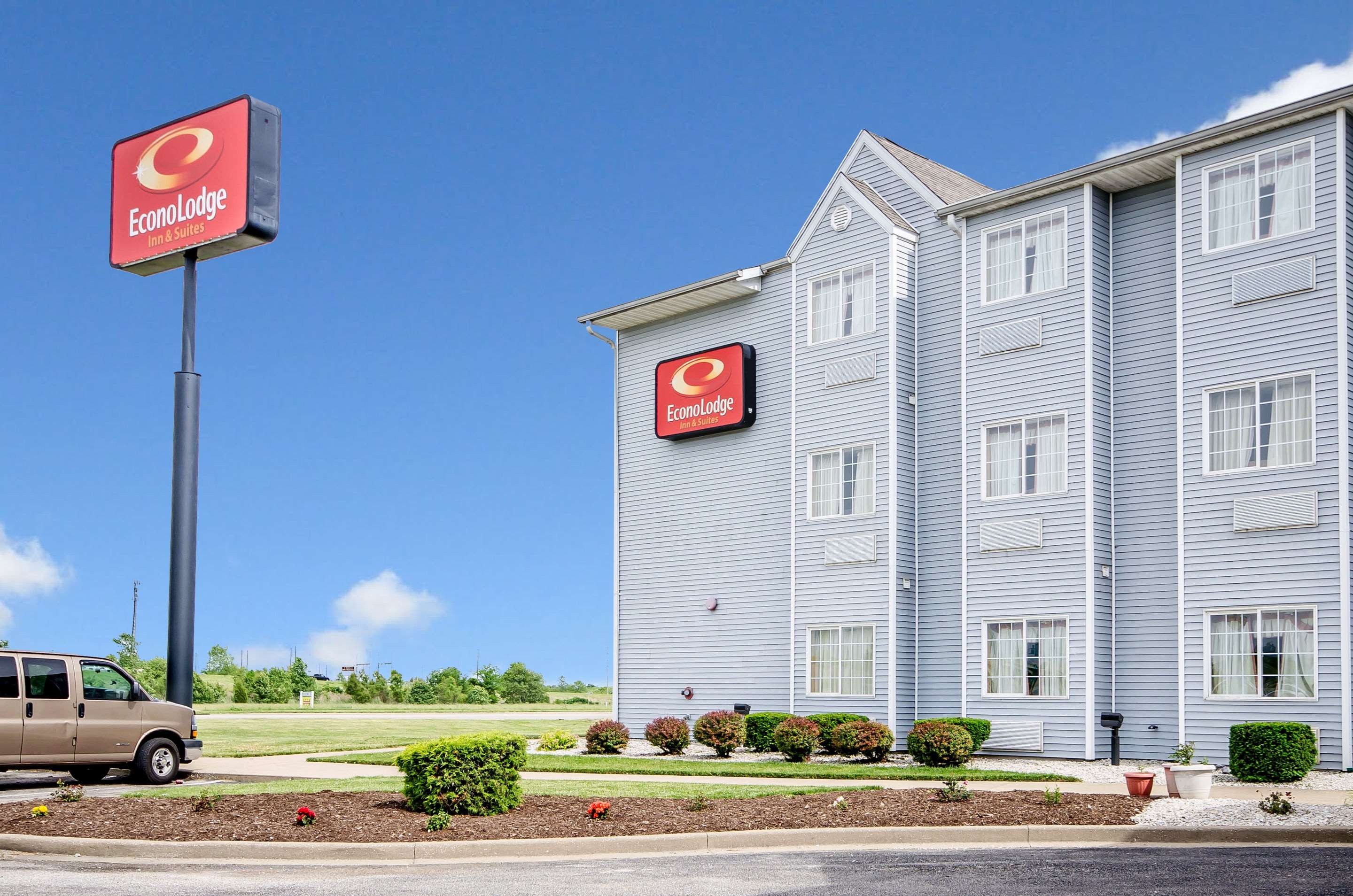 Econo Lodge Inn & Suites