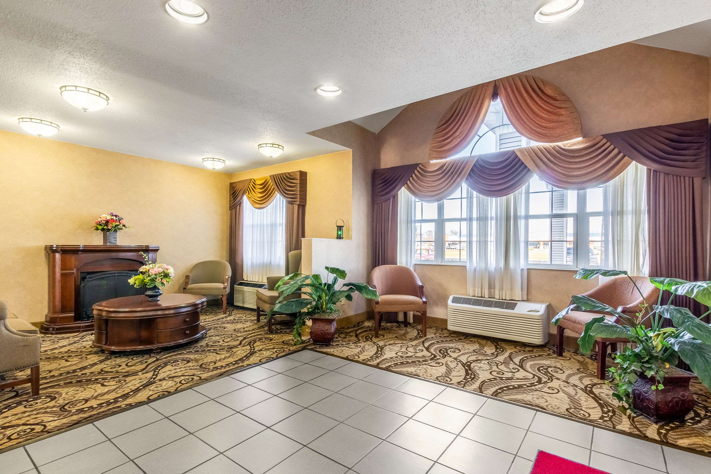 Econo Lodge Inn & Suites