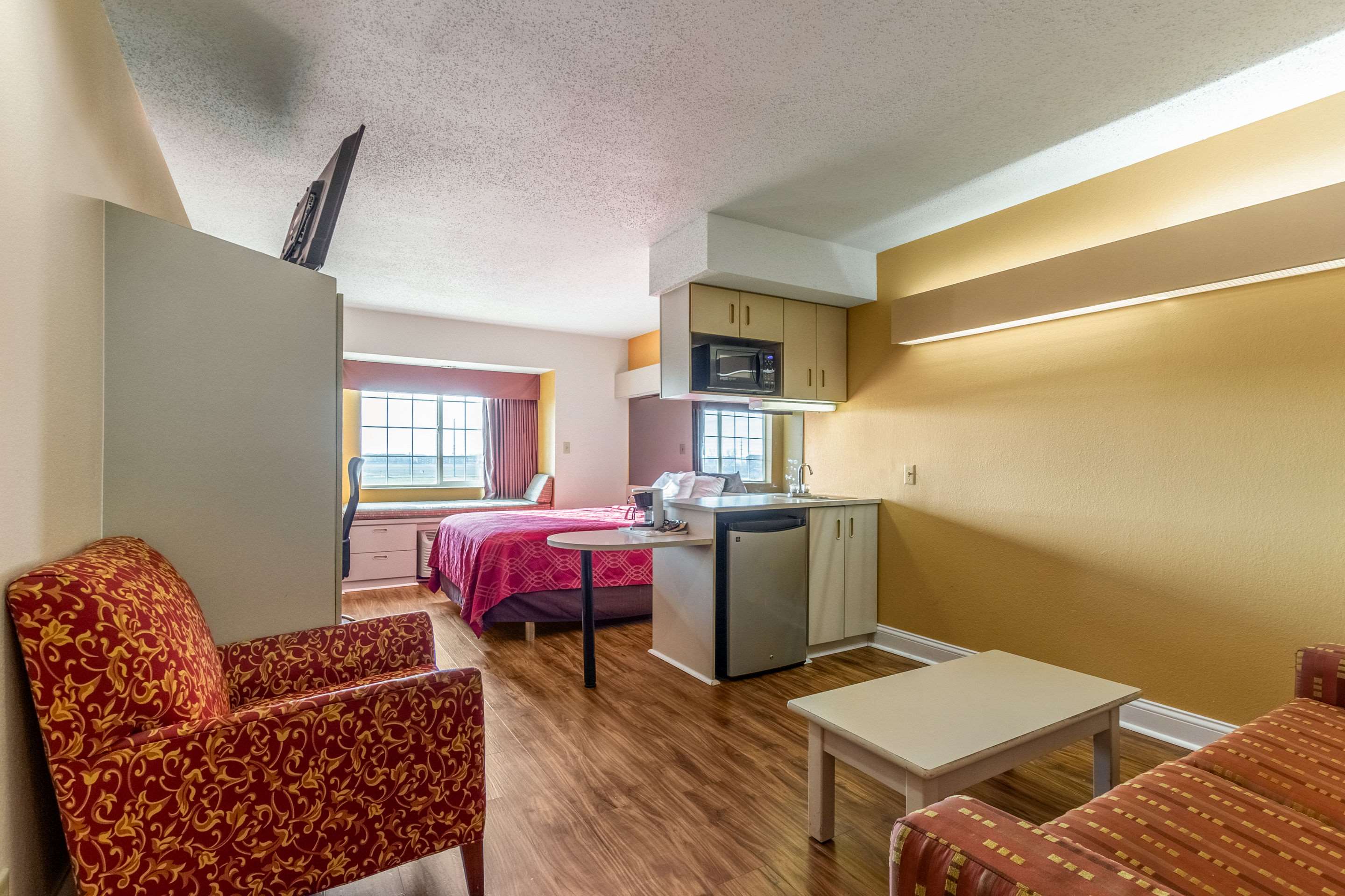 Econo Lodge Inn & Suites