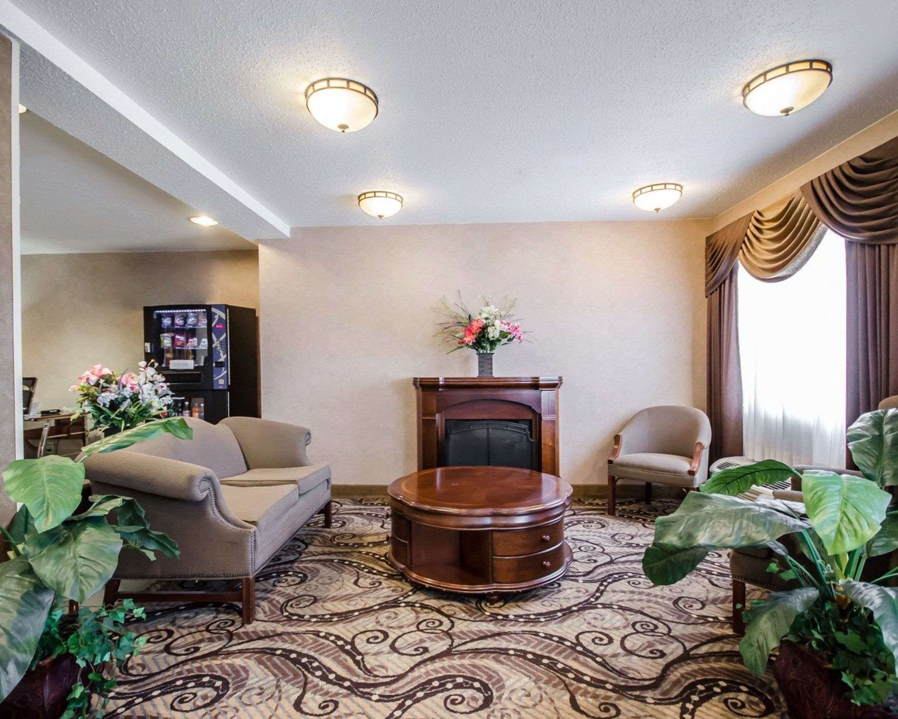 Econo Lodge Inn & Suites