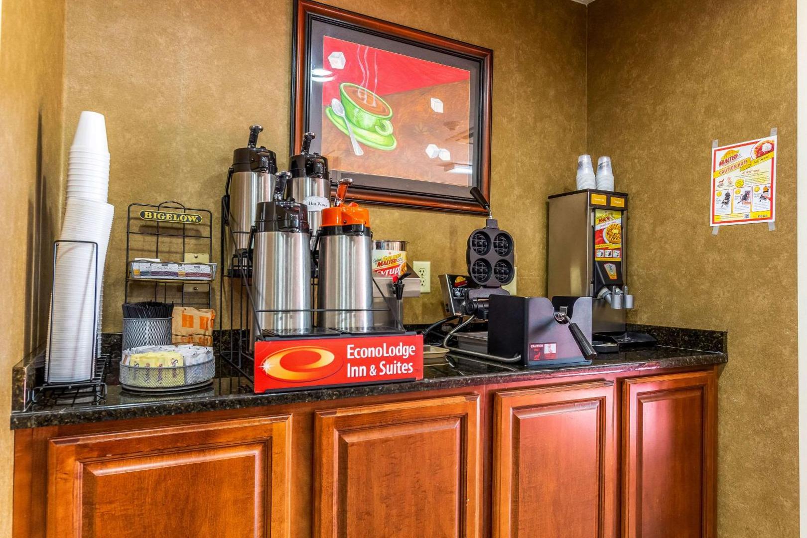 Econo Lodge Inn & Suites