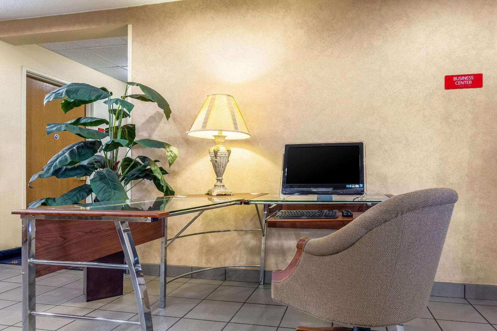 Econo Lodge Inn & Suites