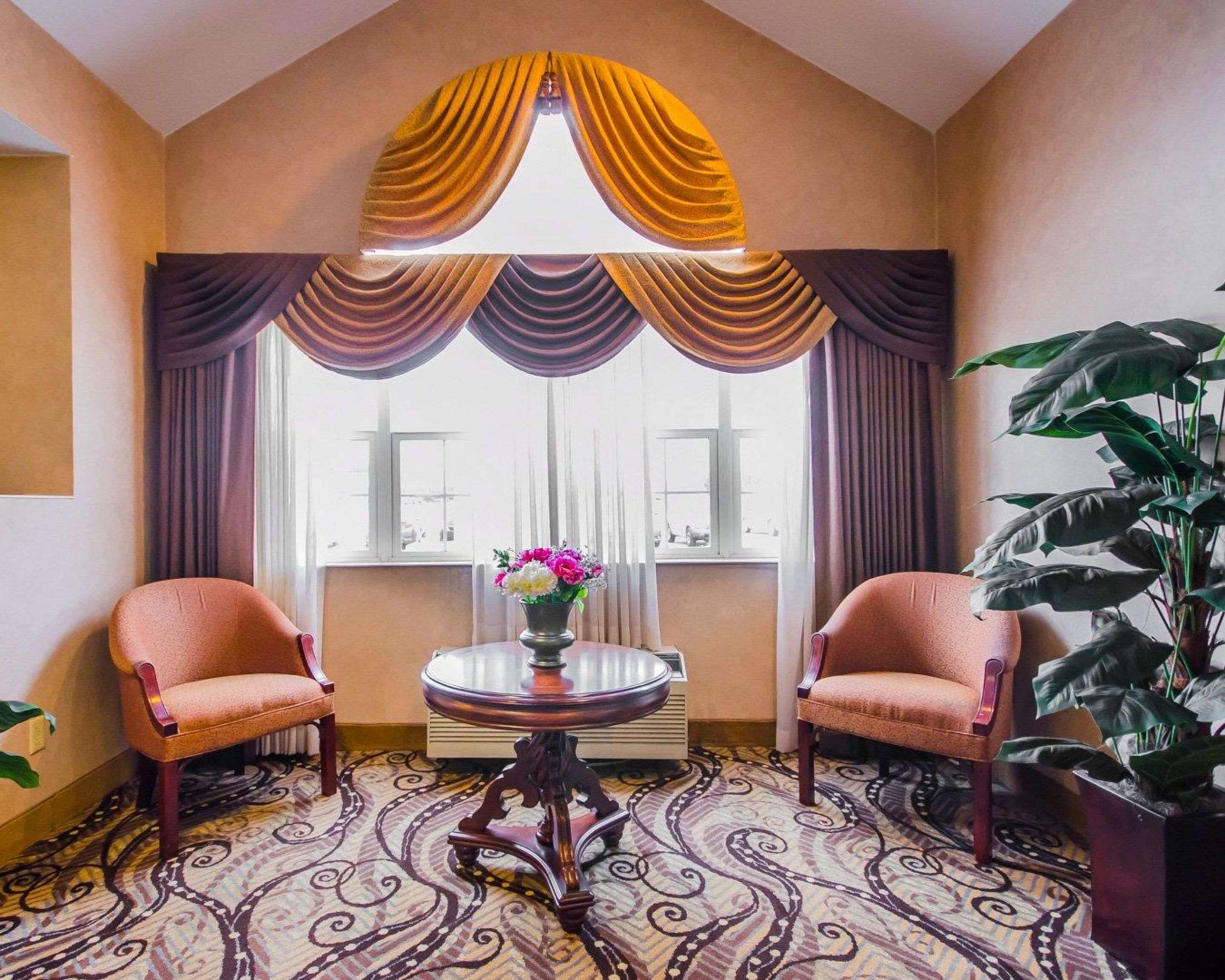 Econo Lodge Inn & Suites