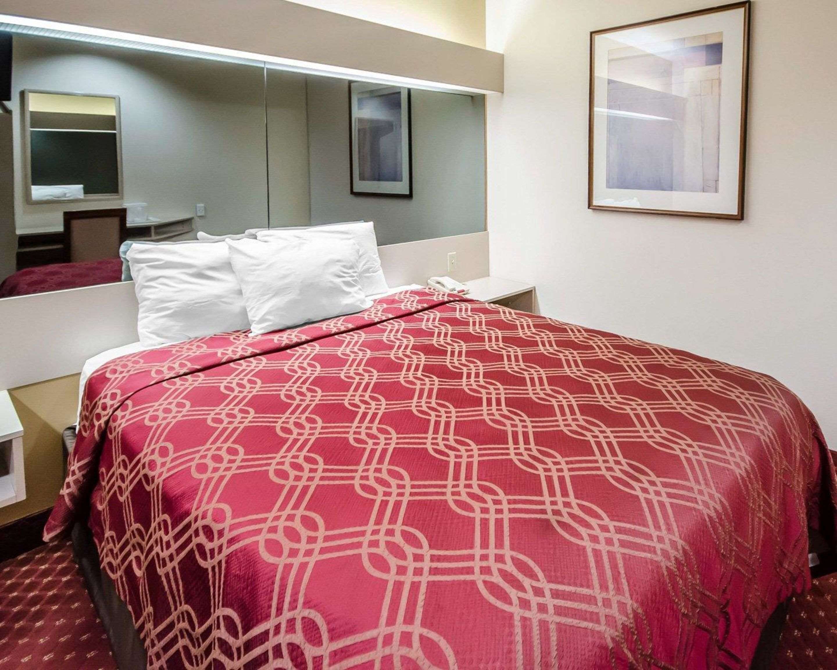 Econo Lodge Inn & Suites