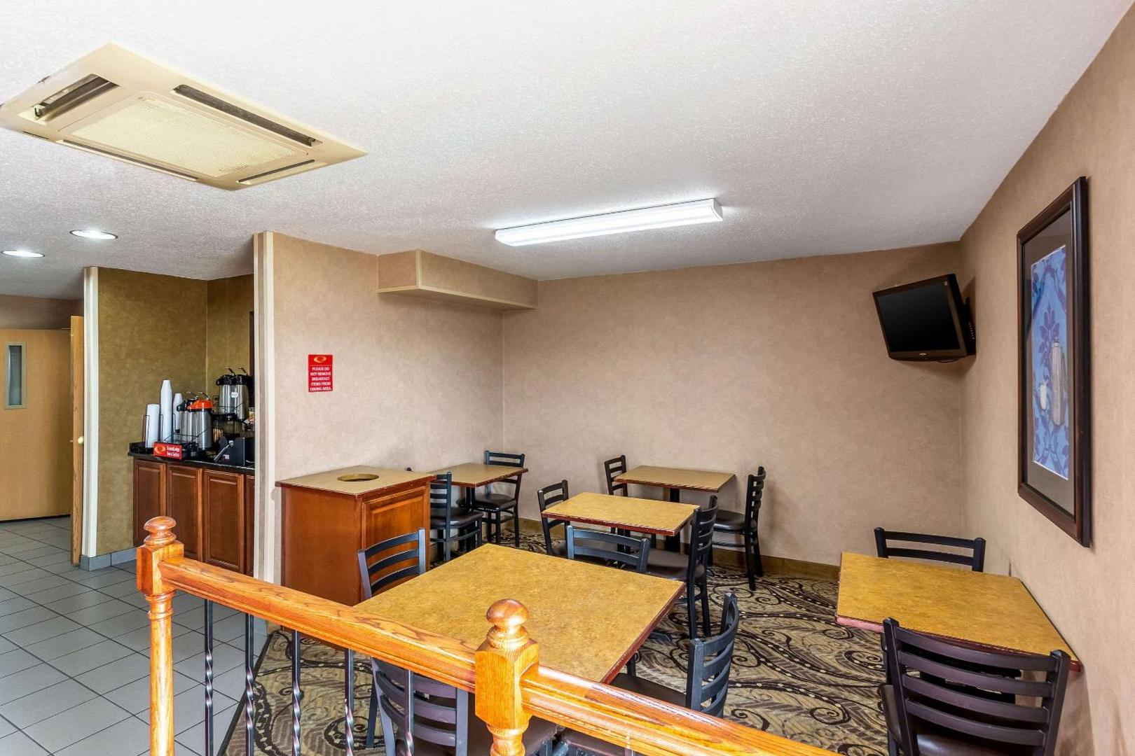 Econo Lodge Inn & Suites