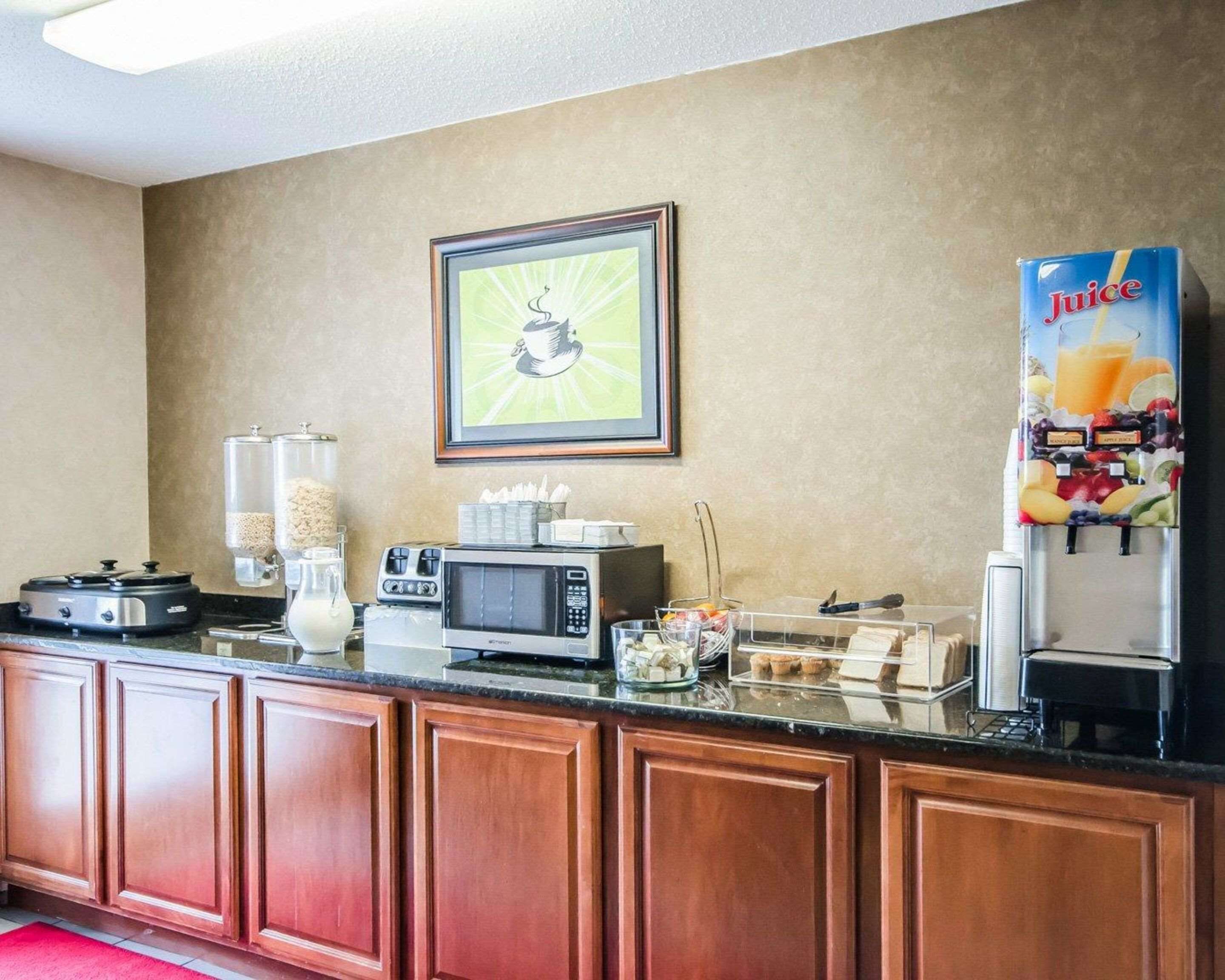 Econo Lodge Inn & Suites