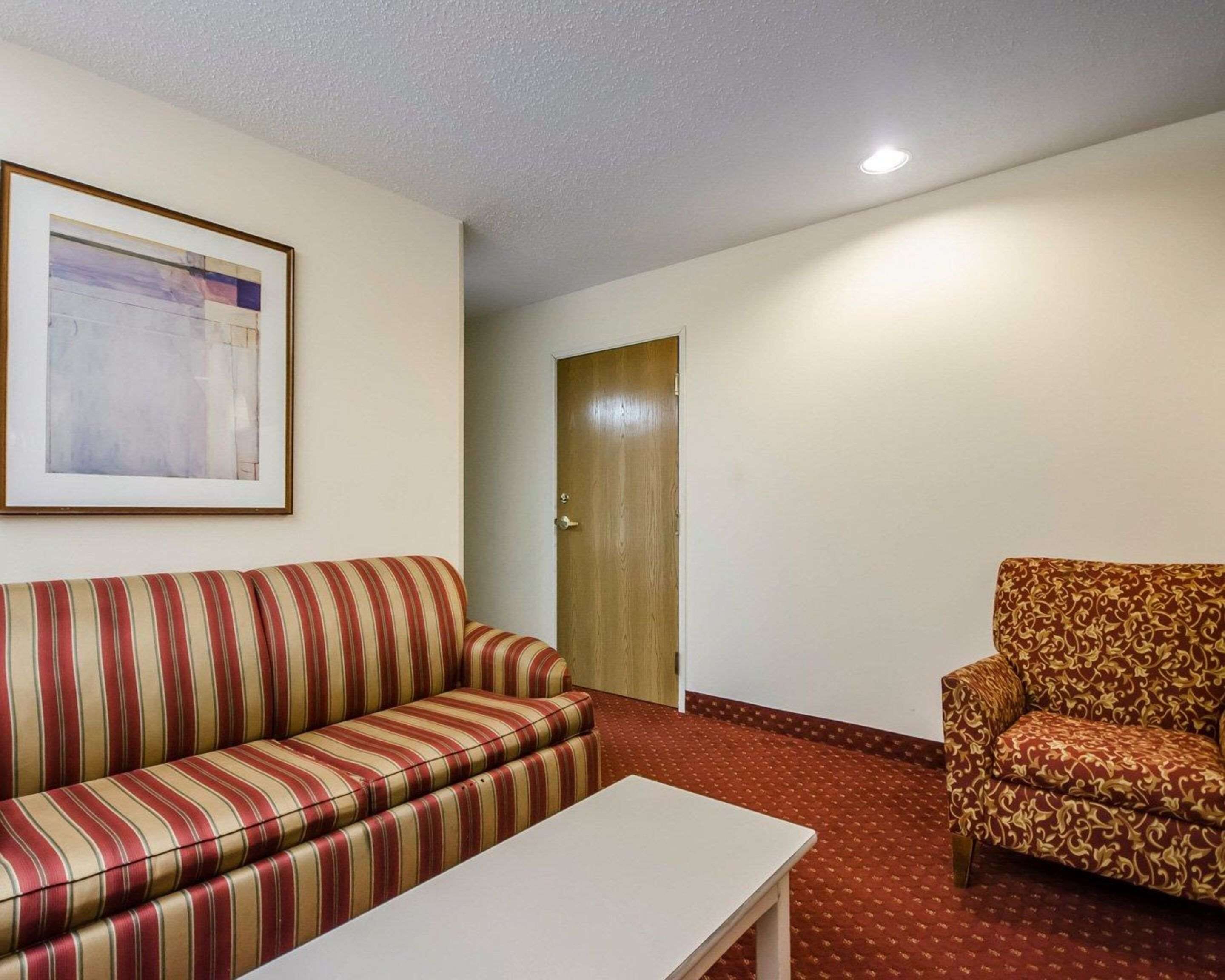 Econo Lodge Inn & Suites