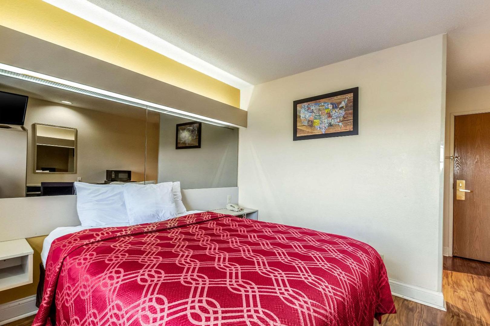 Econo Lodge Inn & Suites