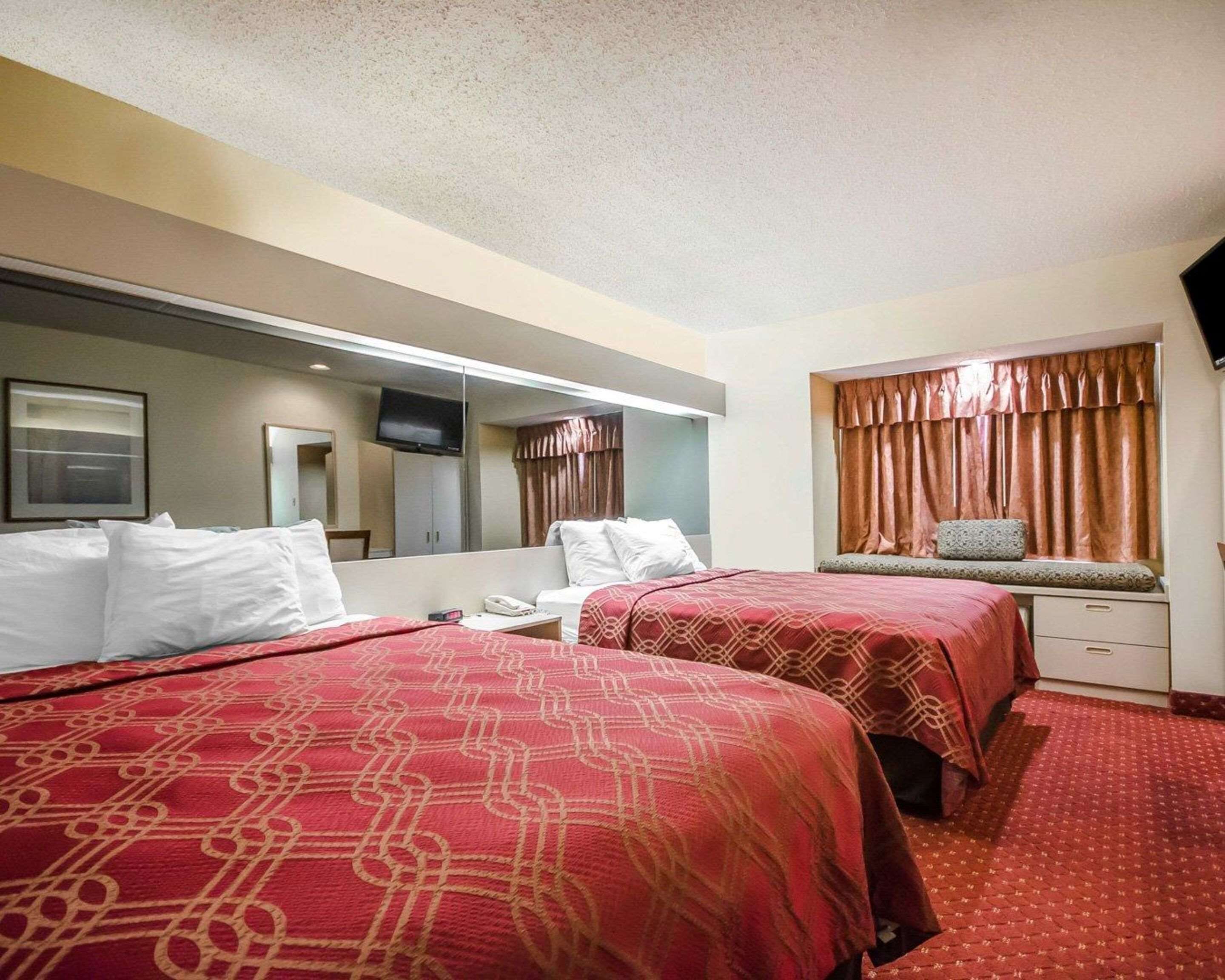 Econo Lodge Inn & Suites