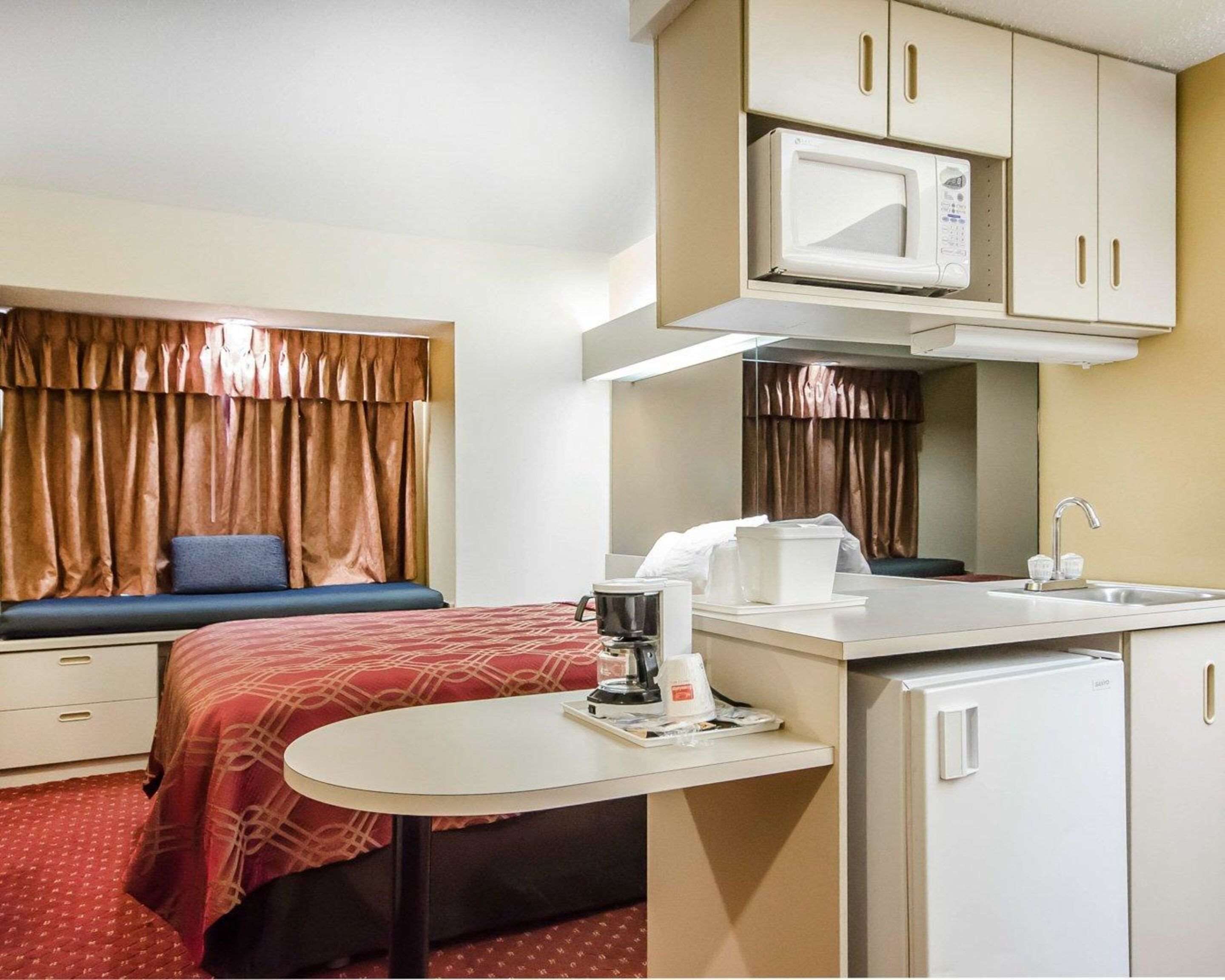 Econo Lodge Inn & Suites