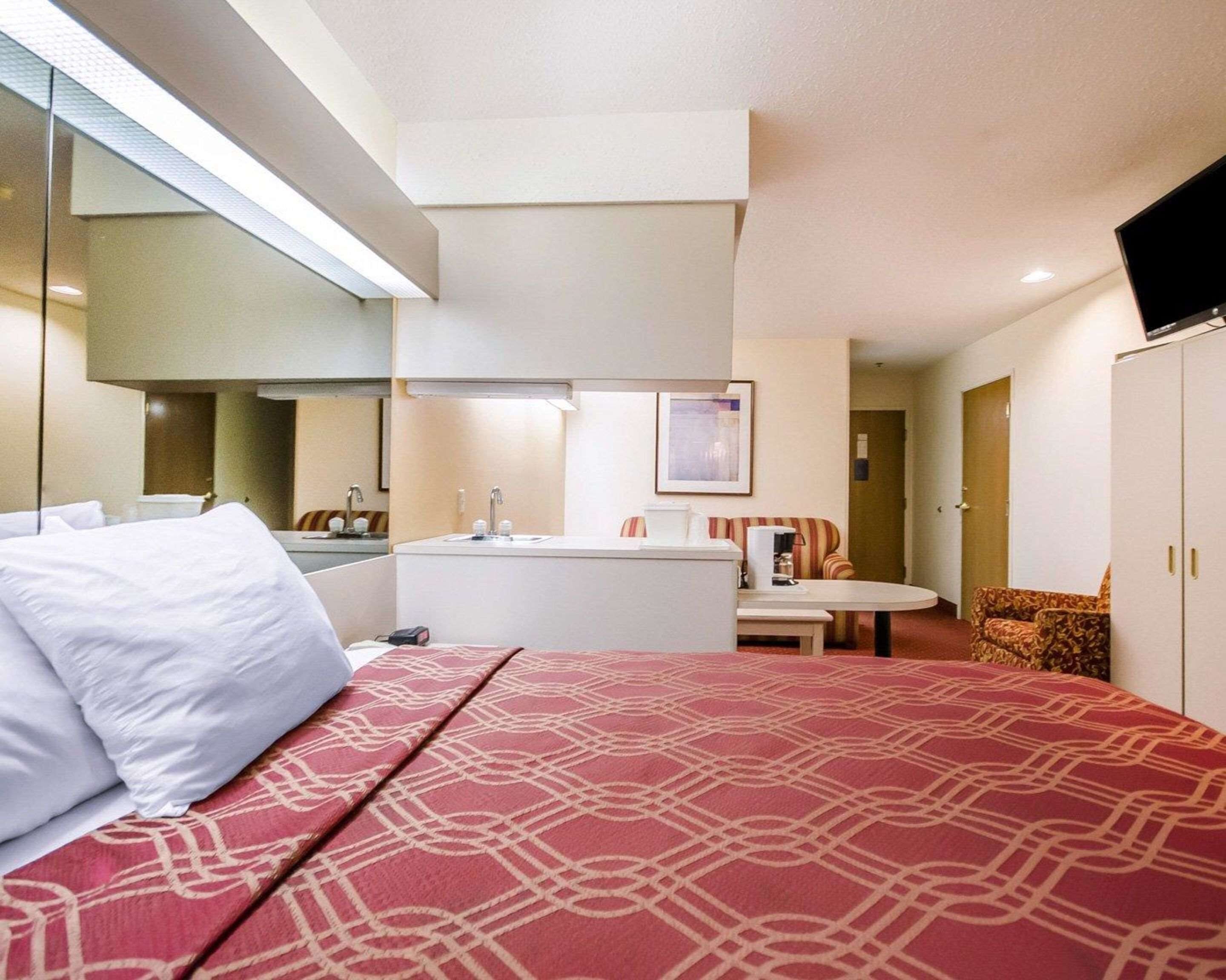 Econo Lodge Inn & Suites