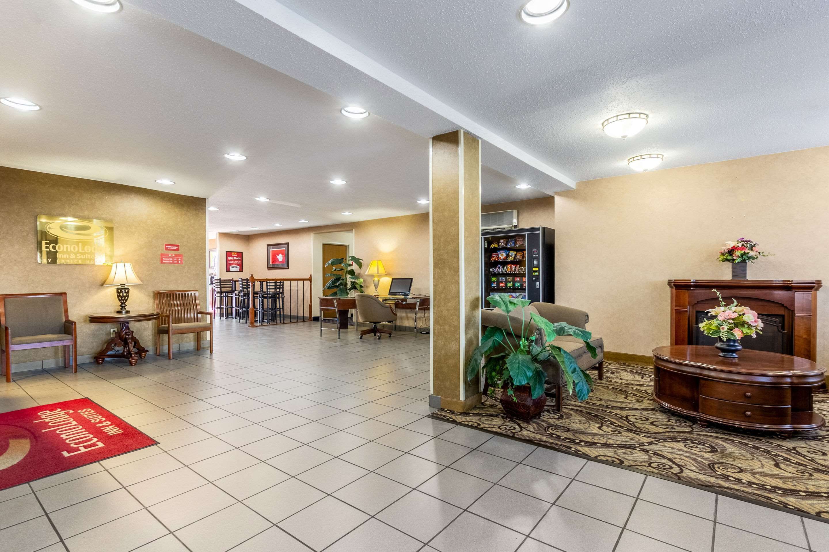 Econo Lodge Inn & Suites