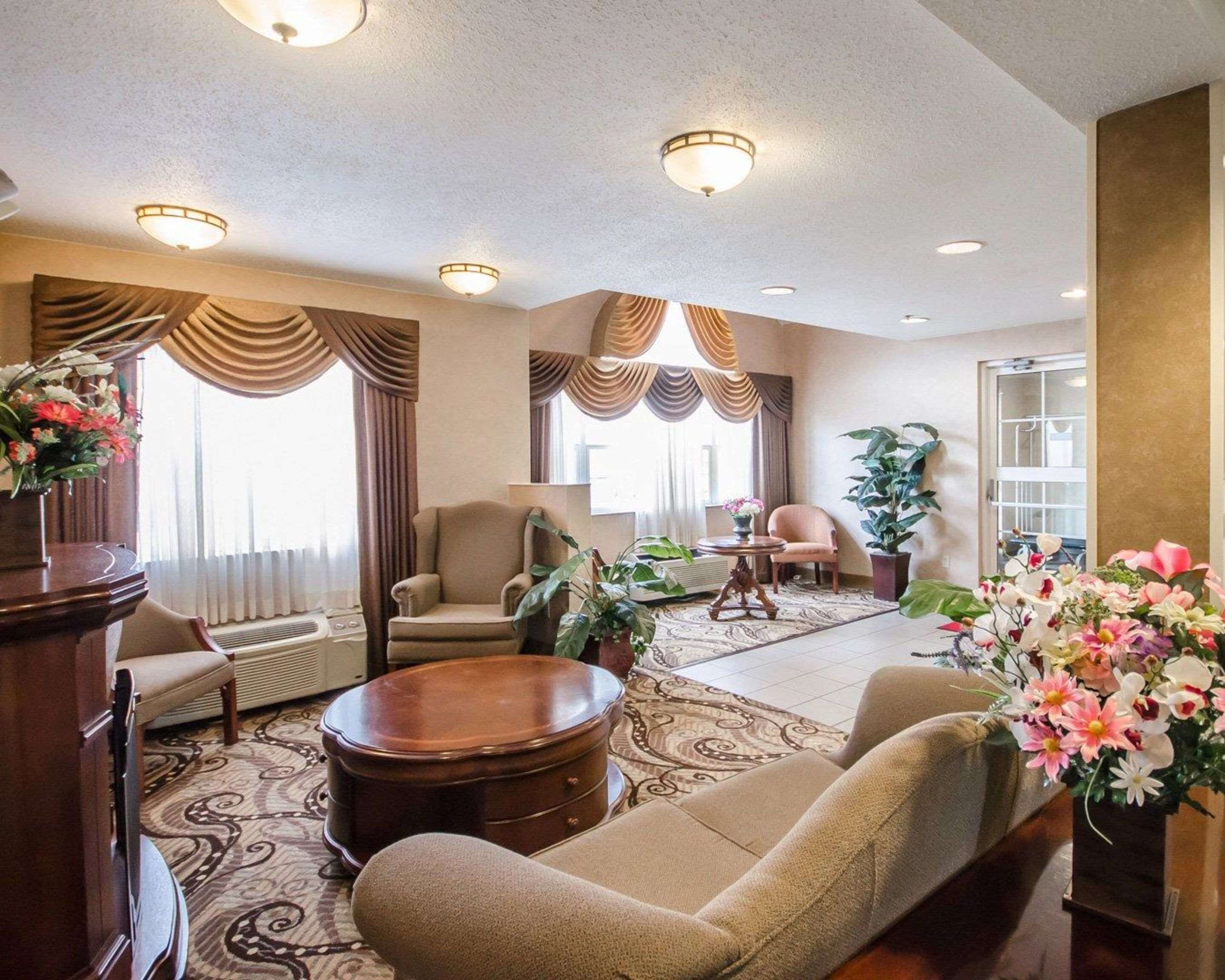 Econo Lodge Inn & Suites