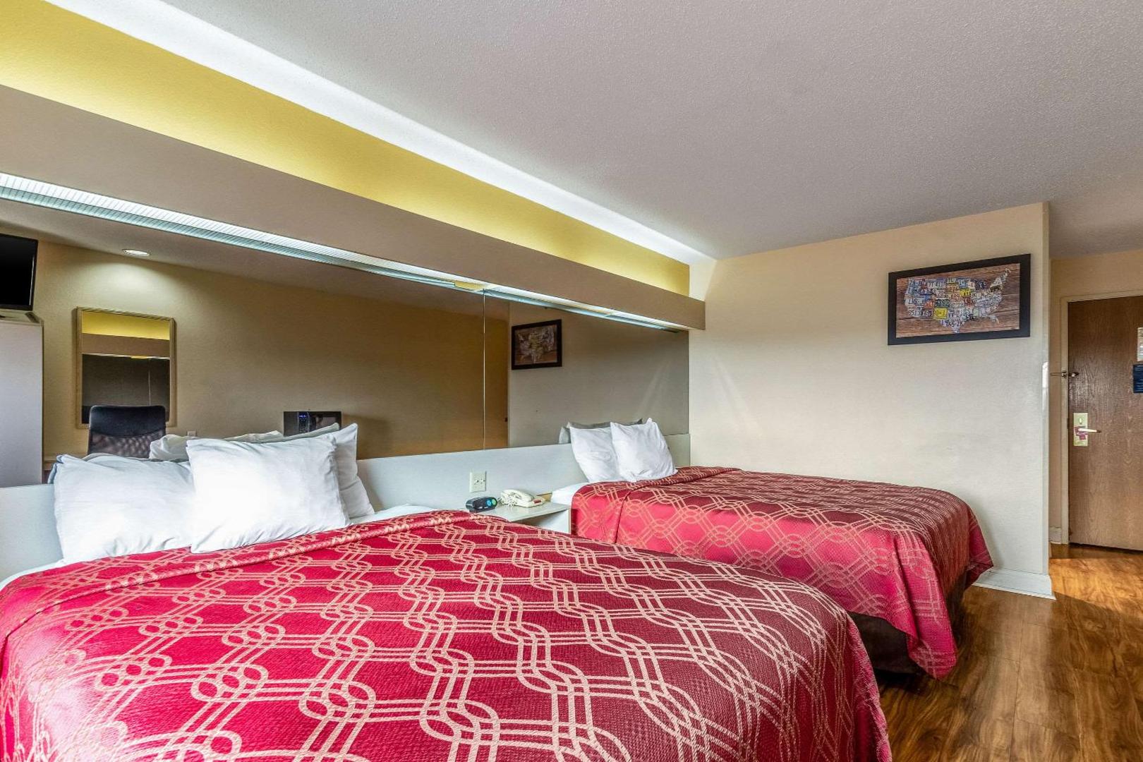 Econo Lodge Inn & Suites