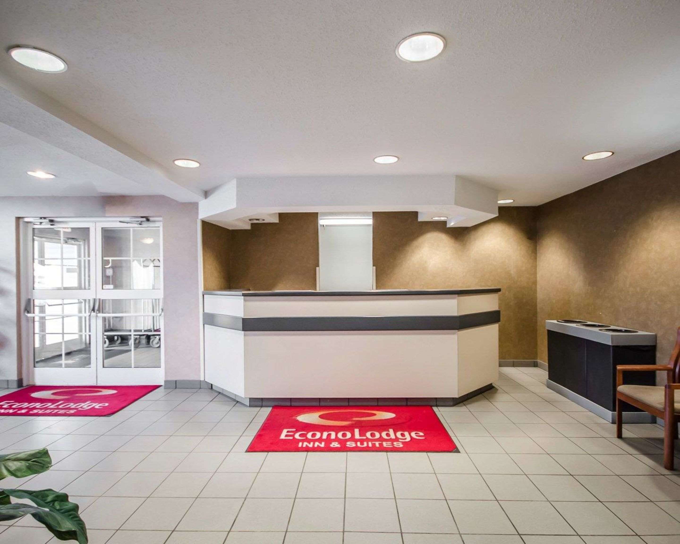 Econo Lodge Inn & Suites